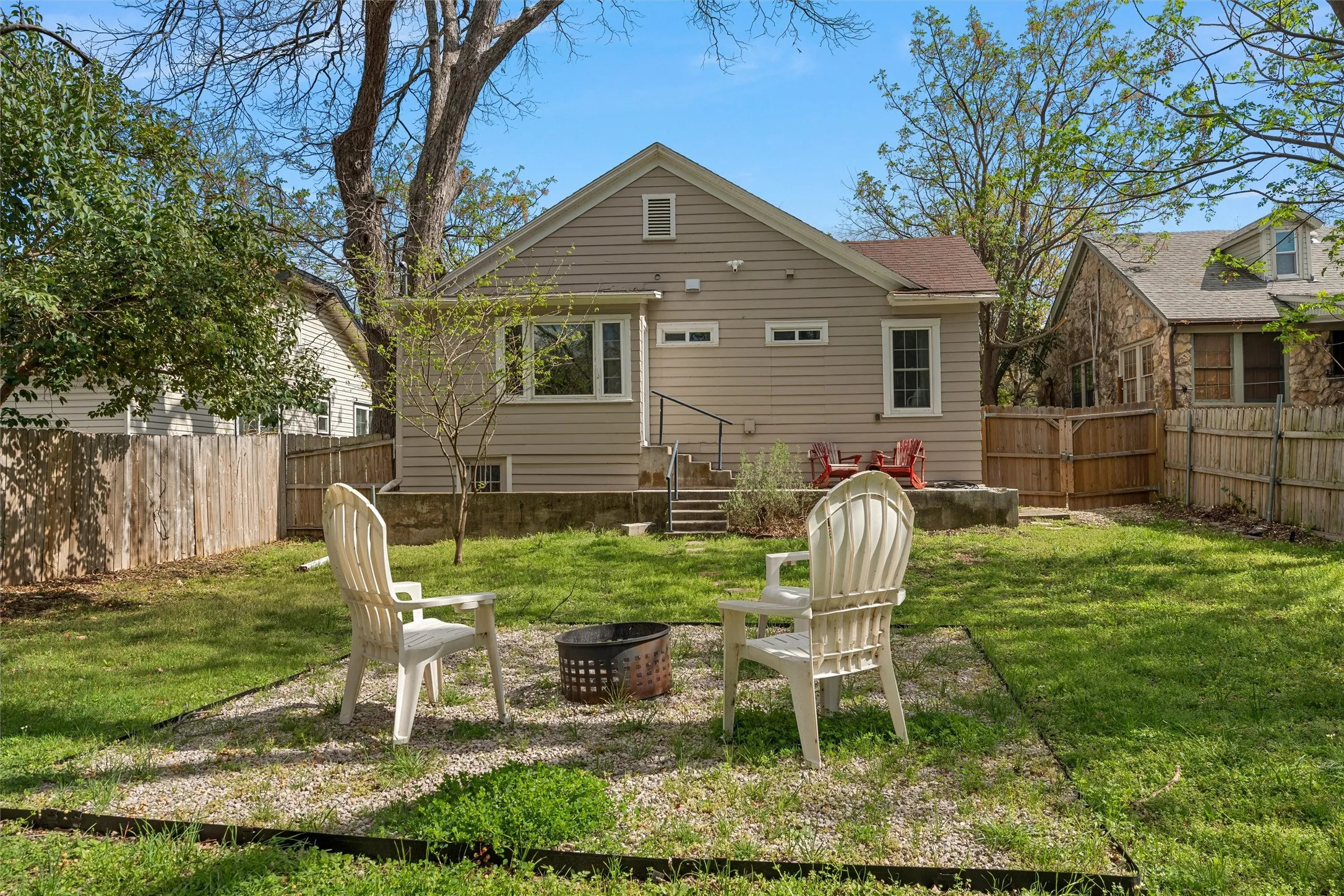 Single Family Residence For Sale in Mc Lennan County , 2521 Washington Avenue, Waco, Texas 76710, 3 Bedroom, 2 Bathroom, Garage spaces, 1,320 Sqft, built in 1936, Preowned, mls#21227820, Real Estate Agent in Waco, Homes For Sale in Mc Lennan county, Homes For Sale in Waco, Realtor in Waco Texas, Real Estate Brokerage Independent Realty Texas, Luminita Cordes Realtor