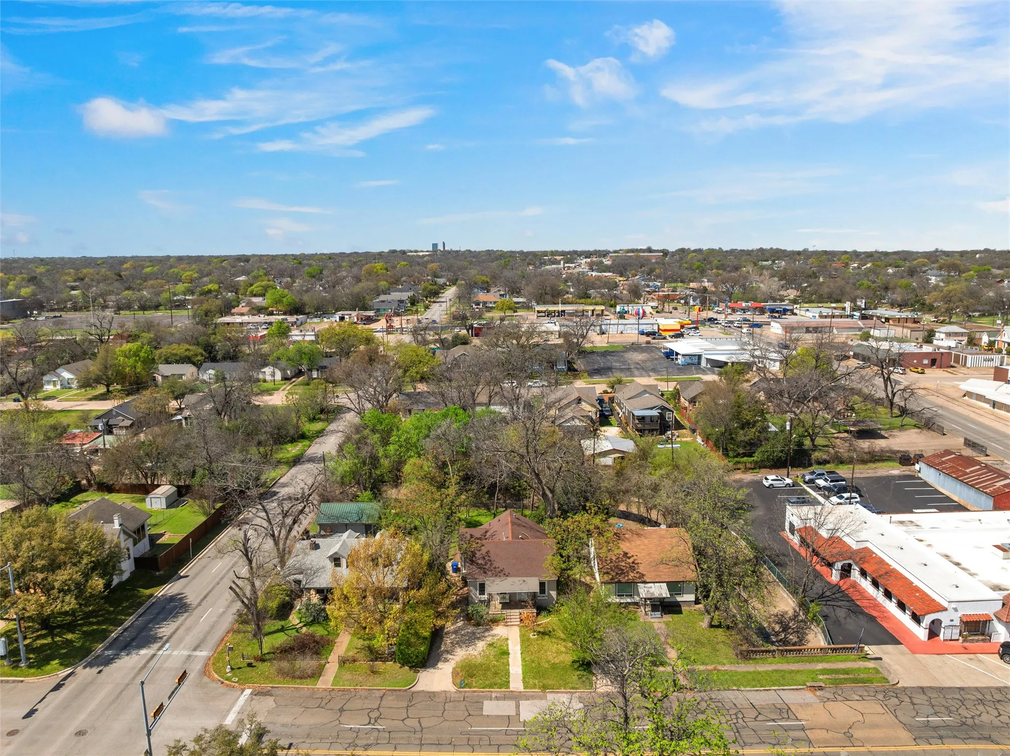 Single Family Residence For Sale in Mc Lennan County , 2521 Washington Avenue, Waco, Texas 76710, 3 Bedroom, 2 Bathroom, Garage spaces, 1,320 Sqft, built in 1936, Preowned, mls#21227820, Real Estate Agent in Waco, Homes For Sale in Mc Lennan county, Homes For Sale in Waco, Realtor in Waco Texas, Real Estate Brokerage Independent Realty Texas, Luminita Cordes Realtor
