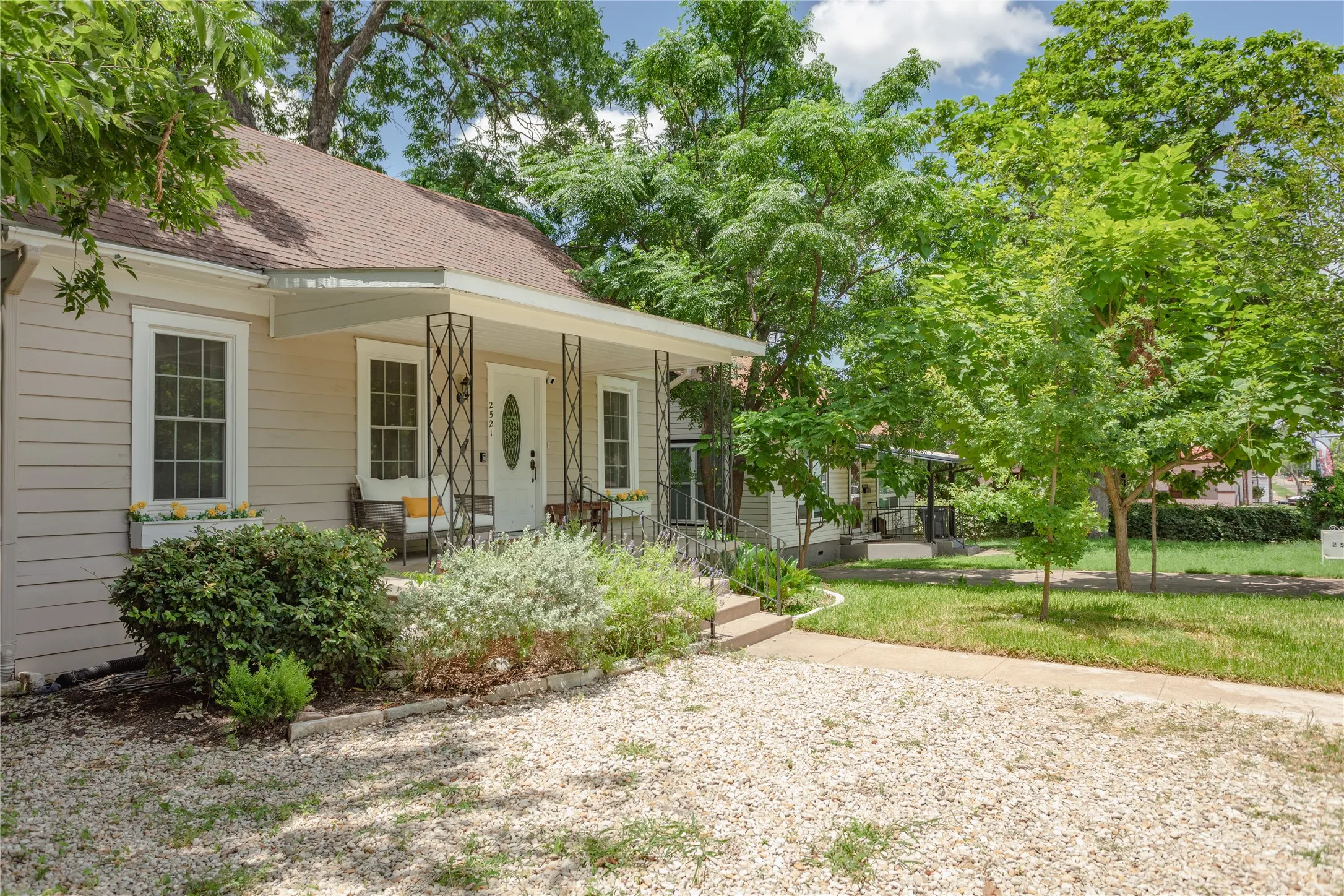 Single Family Residence For Sale in Mc Lennan County , 2521 Washington Avenue, Waco, Texas 76710, 3 Bedroom, 2 Bathroom, Garage spaces, 1,320 Sqft, built in 1936, Preowned, mls#21227820, Real Estate Agent in Waco, Homes For Sale in Mc Lennan county, Homes For Sale in Waco, Realtor in Waco Texas, Real Estate Brokerage Independent Realty Texas, Luminita Cordes Realtor