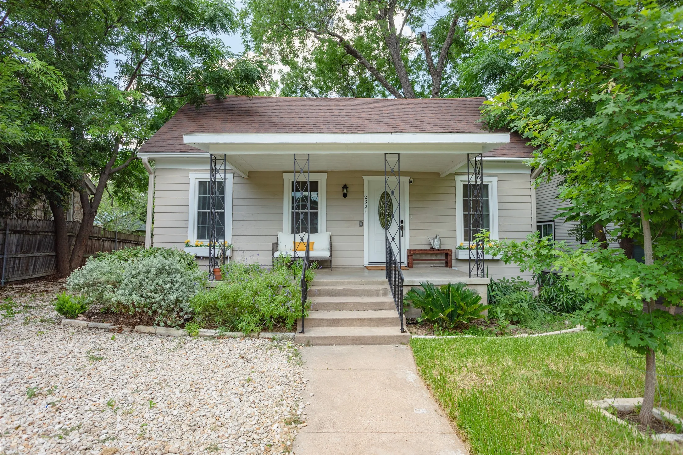 Single Family Residence For Sale in Mc Lennan County , 2521 Washington Avenue, Waco, Texas 76710, 3 Bedroom, 2 Bathroom, Garage spaces, 1,320 Sqft, built in 1936, Preowned, mls#21227820, Real Estate Agent in Waco, Homes For Sale in Mc Lennan county, Homes For Sale in Waco, Realtor in Waco Texas, Real Estate Brokerage Independent Realty Texas, Luminita Cordes Realtor