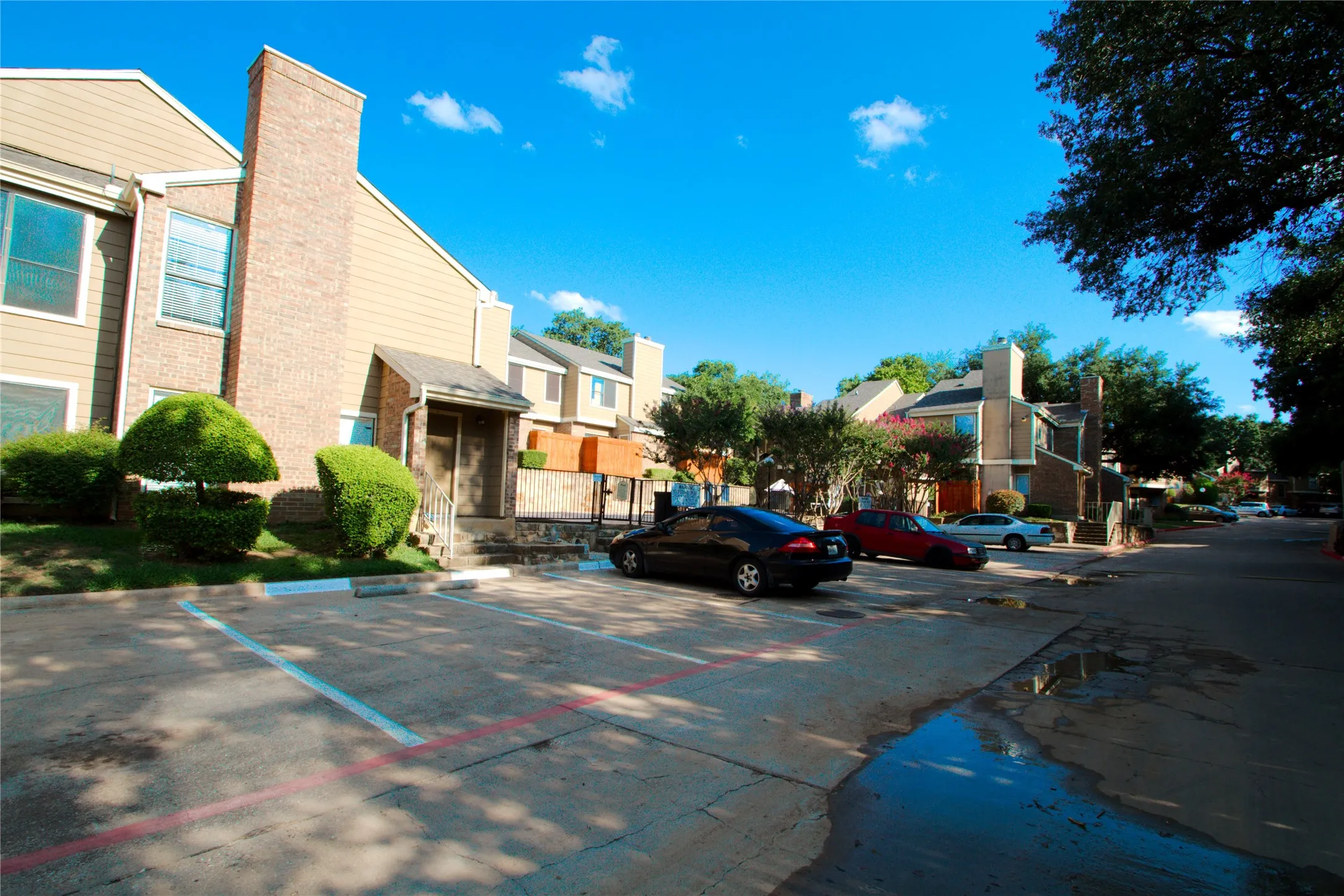 Condominium For Sale in Tarrant County , 2121 Park Willow Lane C, Arlington, Texas 76011, 2 Bedroom, 3 Bathroom, Garage spaces, 1,086 Sqft, built in 1981, Preowned, mls#21234596, Real Estate Agent in Arlington, Homes For Sale in Tarrant county, Homes For Sale in Arlington, Realtor in Arlington Texas, Real Estate Brokerage Independent Realty Texas, Luminita Cordes Realtor