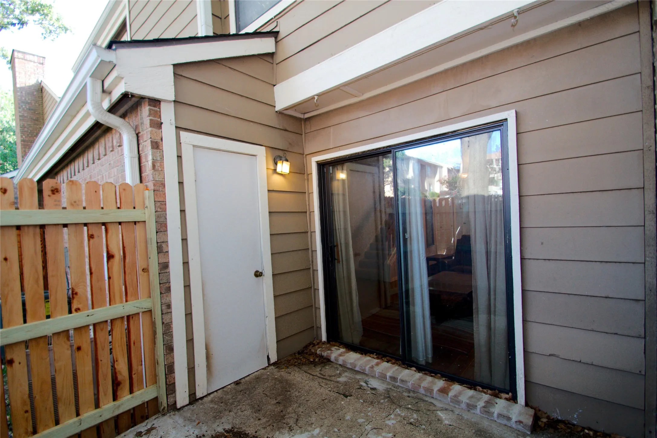 Condominium For Sale in Tarrant County , 2121 Park Willow Lane C, Arlington, Texas 76011, 2 Bedroom, 3 Bathroom, Garage spaces, 1,086 Sqft, built in 1981, Preowned, mls#21234596, Real Estate Agent in Arlington, Homes For Sale in Tarrant county, Homes For Sale in Arlington, Realtor in Arlington Texas, Real Estate Brokerage Independent Realty Texas, Luminita Cordes Realtor