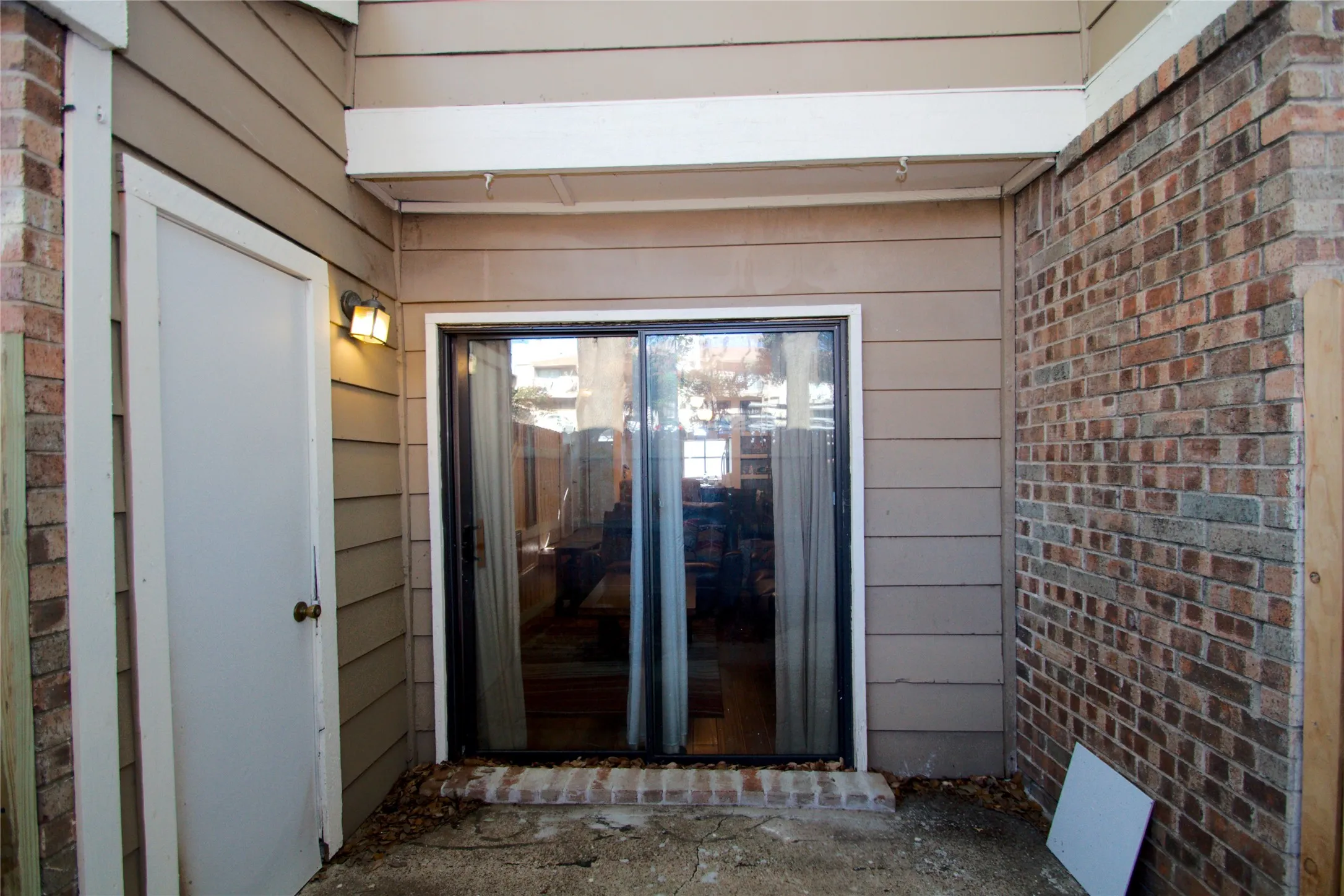 Condominium For Sale in Tarrant County , 2121 Park Willow Lane C, Arlington, Texas 76011, 2 Bedroom, 3 Bathroom, Garage spaces, 1,086 Sqft, built in 1981, Preowned, mls#21234596, Real Estate Agent in Arlington, Homes For Sale in Tarrant county, Homes For Sale in Arlington, Realtor in Arlington Texas, Real Estate Brokerage Independent Realty Texas, Luminita Cordes Realtor