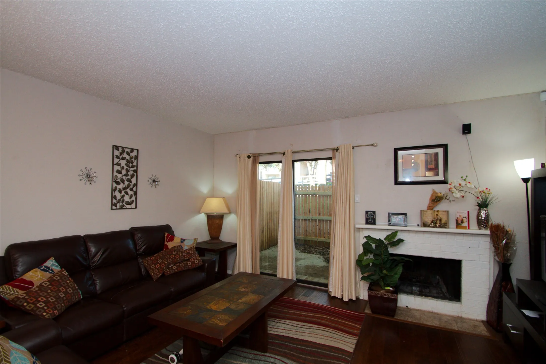 Condominium For Sale in Tarrant County , 2121 Park Willow Lane C, Arlington, Texas 76011, 2 Bedroom, 3 Bathroom, Garage spaces, 1,086 Sqft, built in 1981, Preowned, mls#21234596, Real Estate Agent in Arlington, Homes For Sale in Tarrant county, Homes For Sale in Arlington, Realtor in Arlington Texas, Real Estate Brokerage Independent Realty Texas, Luminita Cordes Realtor