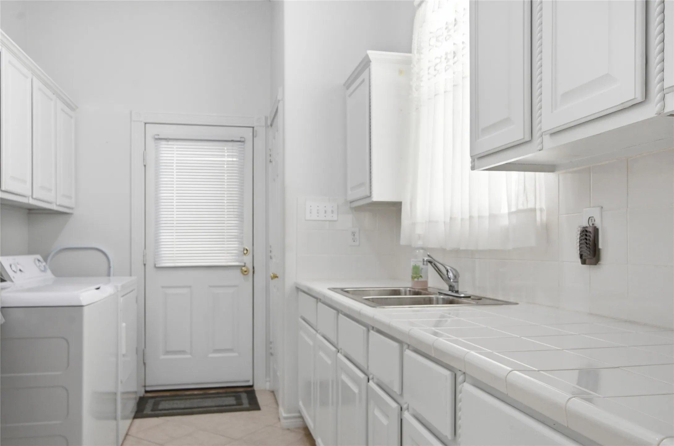 Single Family Residence For Sale in Smith County , 18737 Oakbrook Road, Tyler, Texas 75703, 3 Bedrooms, 3 Bathrooms, 3 Garage spaces, 2,849 Sqft, built in 2002, Preowned, Price $515,000, mls#21226832, Real Estate Agent in Tyler, Homes For Sale in Smith county, Homes For Sale in Tyler, Realtor in Tyler Texas, Real Estate Brokerage Independent Realty Texas, Luminita Cordes Realtor