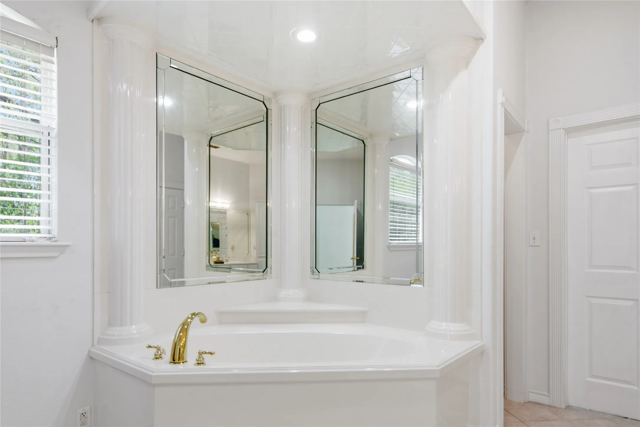 Single Family Residence For Sale in Smith County , 18737 Oakbrook Road, Tyler, Texas 75703, 3 Bedrooms, 3 Bathrooms, 3 Garage spaces, 2,849 Sqft, built in 2002, Preowned, Price $515,000, mls#21226832, Real Estate Agent in Tyler, Homes For Sale in Smith county, Homes For Sale in Tyler, Realtor in Tyler Texas, Real Estate Brokerage Independent Realty Texas, Luminita Cordes Realtor