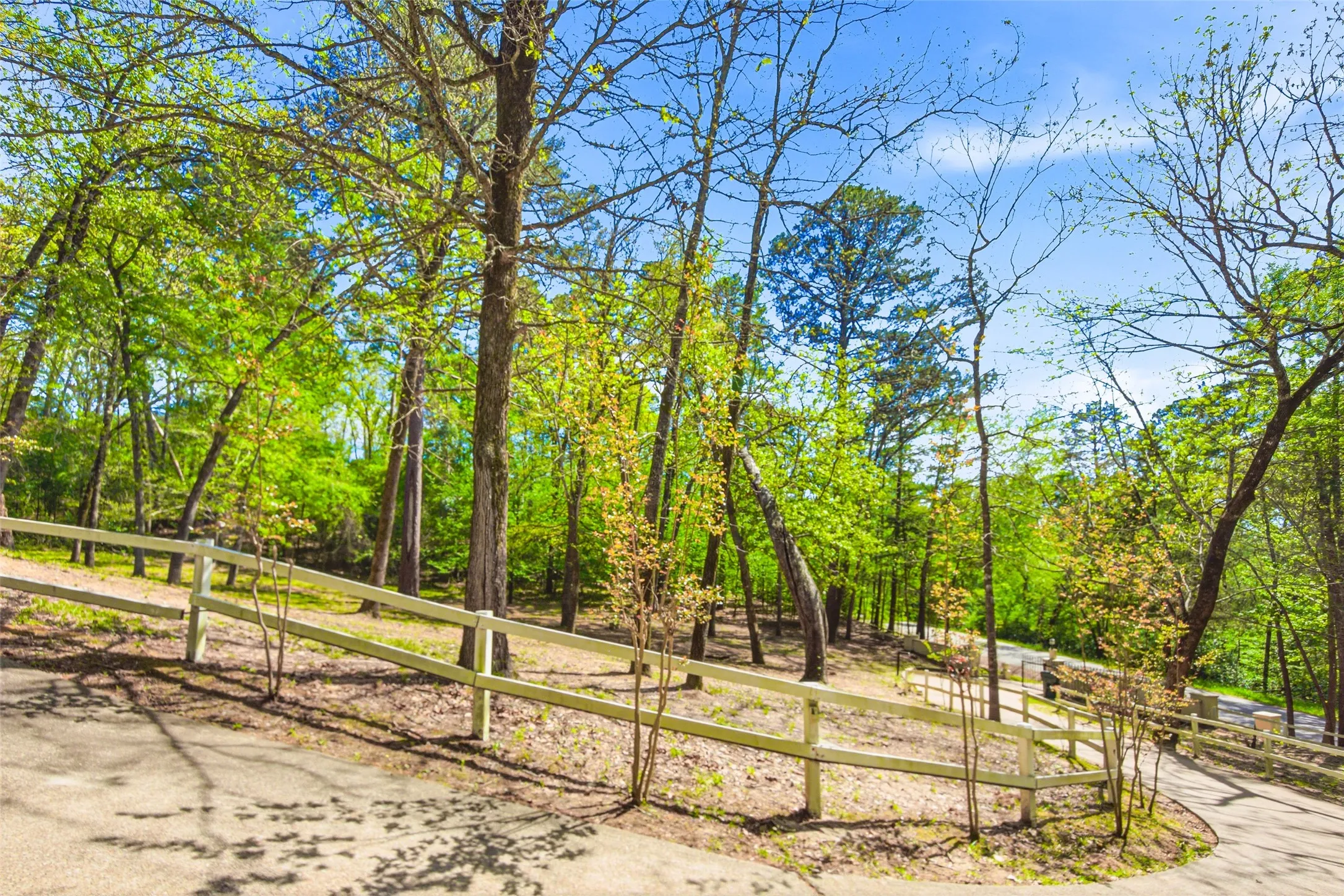 Single Family Residence For Sale in Smith County , 18737 Oakbrook Road, Tyler, Texas 75703, 3 Bedrooms, 3 Bathrooms, 3 Garage spaces, 2,849 Sqft, built in 2002, Preowned, Price $515,000, mls#21226832, Real Estate Agent in Tyler, Homes For Sale in Smith county, Homes For Sale in Tyler, Realtor in Tyler Texas, Real Estate Brokerage Independent Realty Texas, Luminita Cordes Realtor