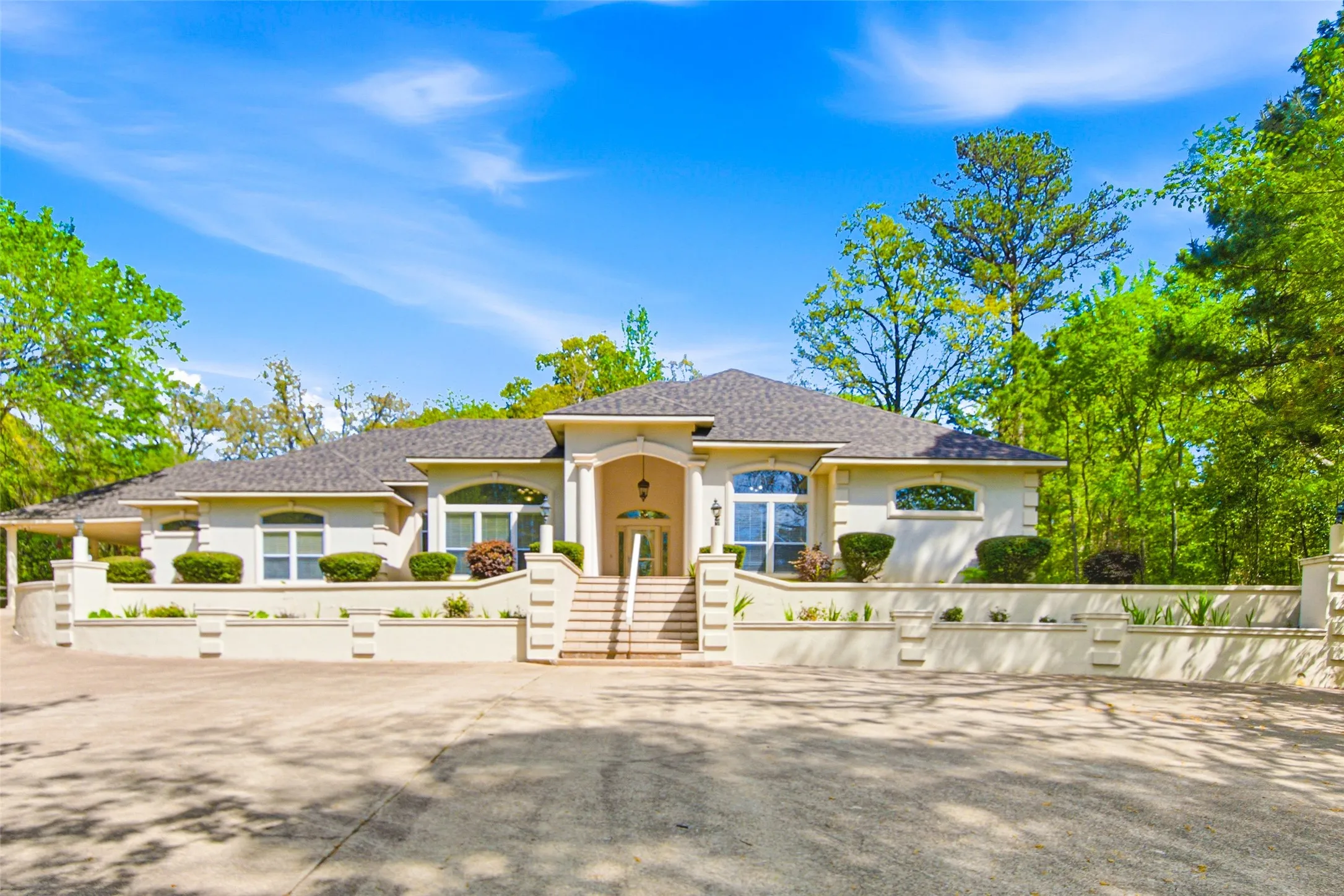 Single Family Residence For Sale in Smith County , 18737 Oakbrook Road, Tyler, Texas 75703, 3 Bedrooms, 3 Bathrooms, 3 Garage spaces, 2,849 Sqft, built in 2002, Preowned, Price $515,000, mls#21226832, Real Estate Agent in Tyler, Homes For Sale in Smith county, Homes For Sale in Tyler, Realtor in Tyler Texas, Real Estate Brokerage Independent Realty Texas, Luminita Cordes Realtor