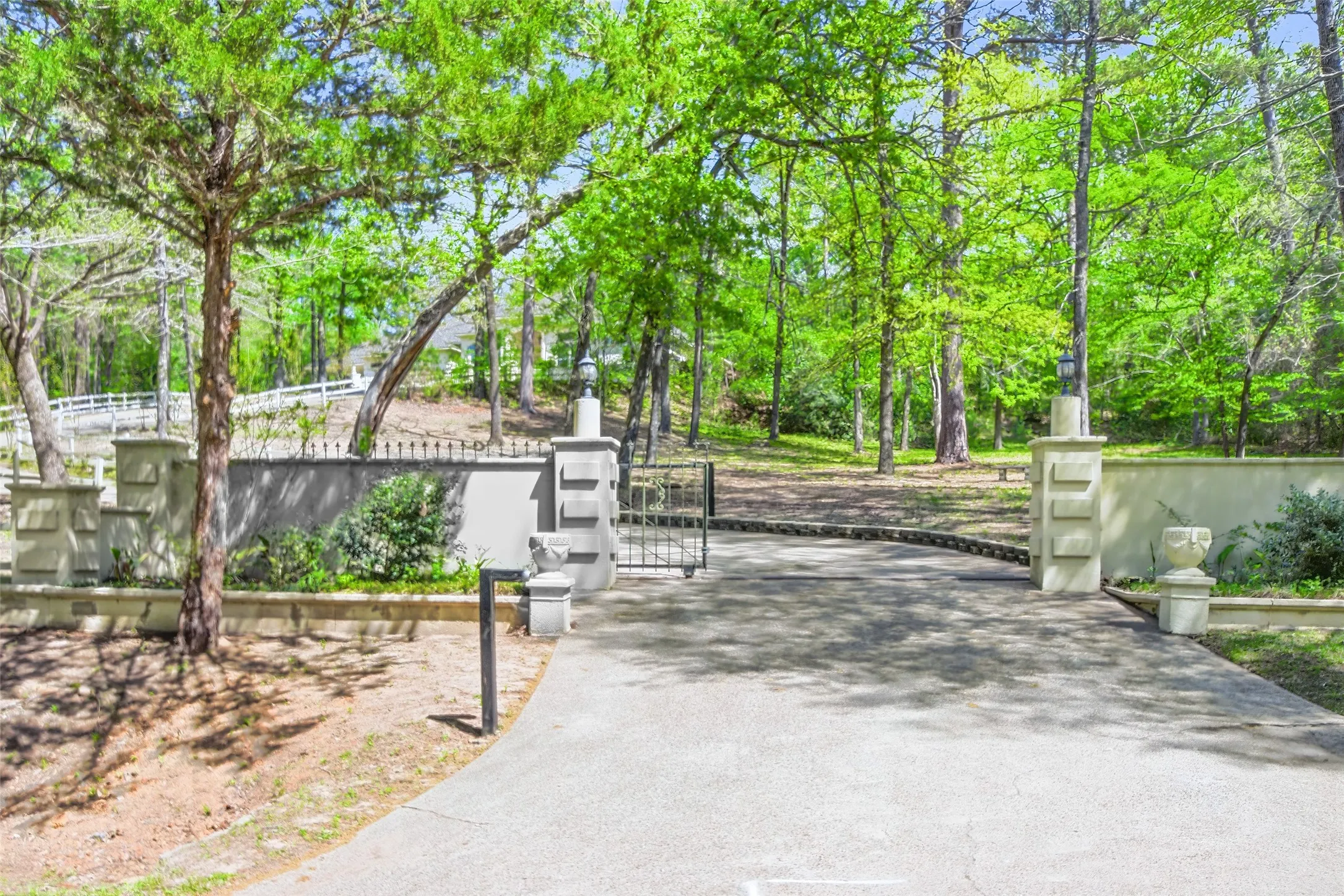 Single Family Residence For Sale in Smith County , 18737 Oakbrook Road, Tyler, Texas 75703, 3 Bedrooms, 3 Bathrooms, 3 Garage spaces, 2,849 Sqft, built in 2002, Preowned, Price $515,000, mls#21226832, Real Estate Agent in Tyler, Homes For Sale in Smith county, Homes For Sale in Tyler, Realtor in Tyler Texas, Real Estate Brokerage Independent Realty Texas, Luminita Cordes Realtor