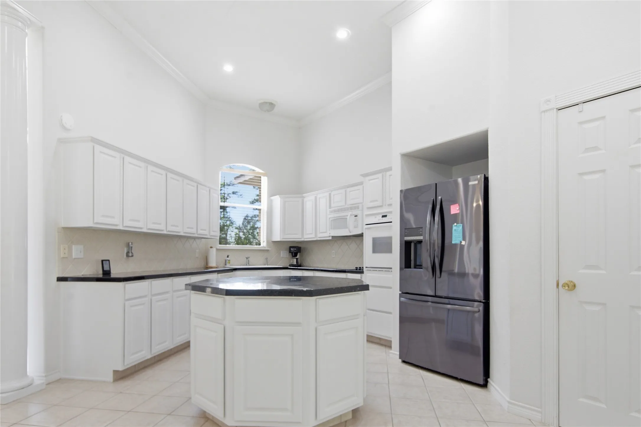 Single Family Residence For Sale in Smith County , 18737 Oakbrook Road, Tyler, Texas 75703, 3 Bedrooms, 3 Bathrooms, 3 Garage spaces, 2,849 Sqft, built in 2002, Preowned, Price $515,000, mls#21226832, Real Estate Agent in Tyler, Homes For Sale in Smith county, Homes For Sale in Tyler, Realtor in Tyler Texas, Real Estate Brokerage Independent Realty Texas, Luminita Cordes Realtor