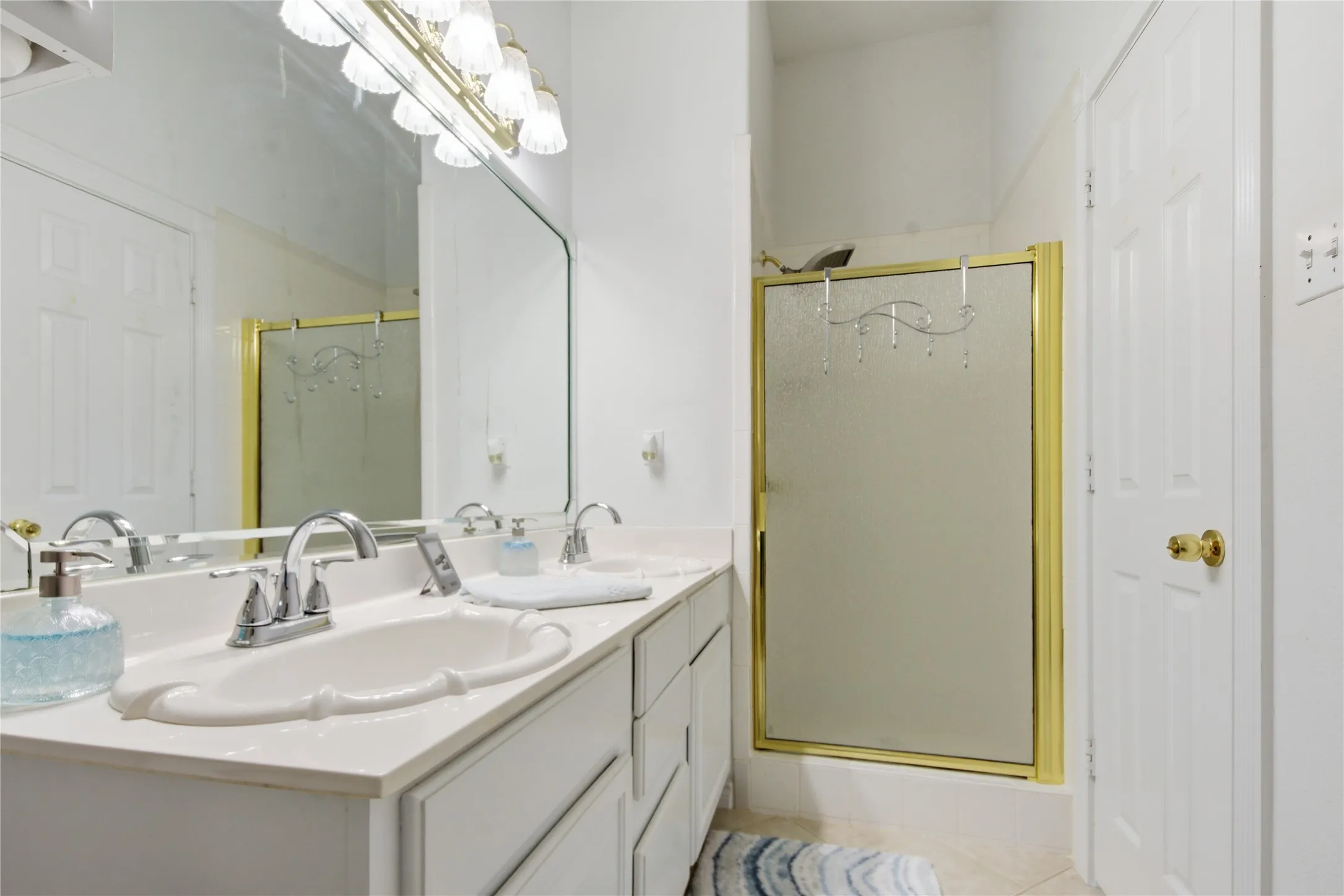 Single Family Residence For Sale in Smith County , 18737 Oakbrook Road, Tyler, Texas 75703, 3 Bedrooms, 3 Bathrooms, 3 Garage spaces, 2,849 Sqft, built in 2002, Preowned, Price $515,000, mls#21226832, Real Estate Agent in Tyler, Homes For Sale in Smith county, Homes For Sale in Tyler, Realtor in Tyler Texas, Real Estate Brokerage Independent Realty Texas, Luminita Cordes Realtor