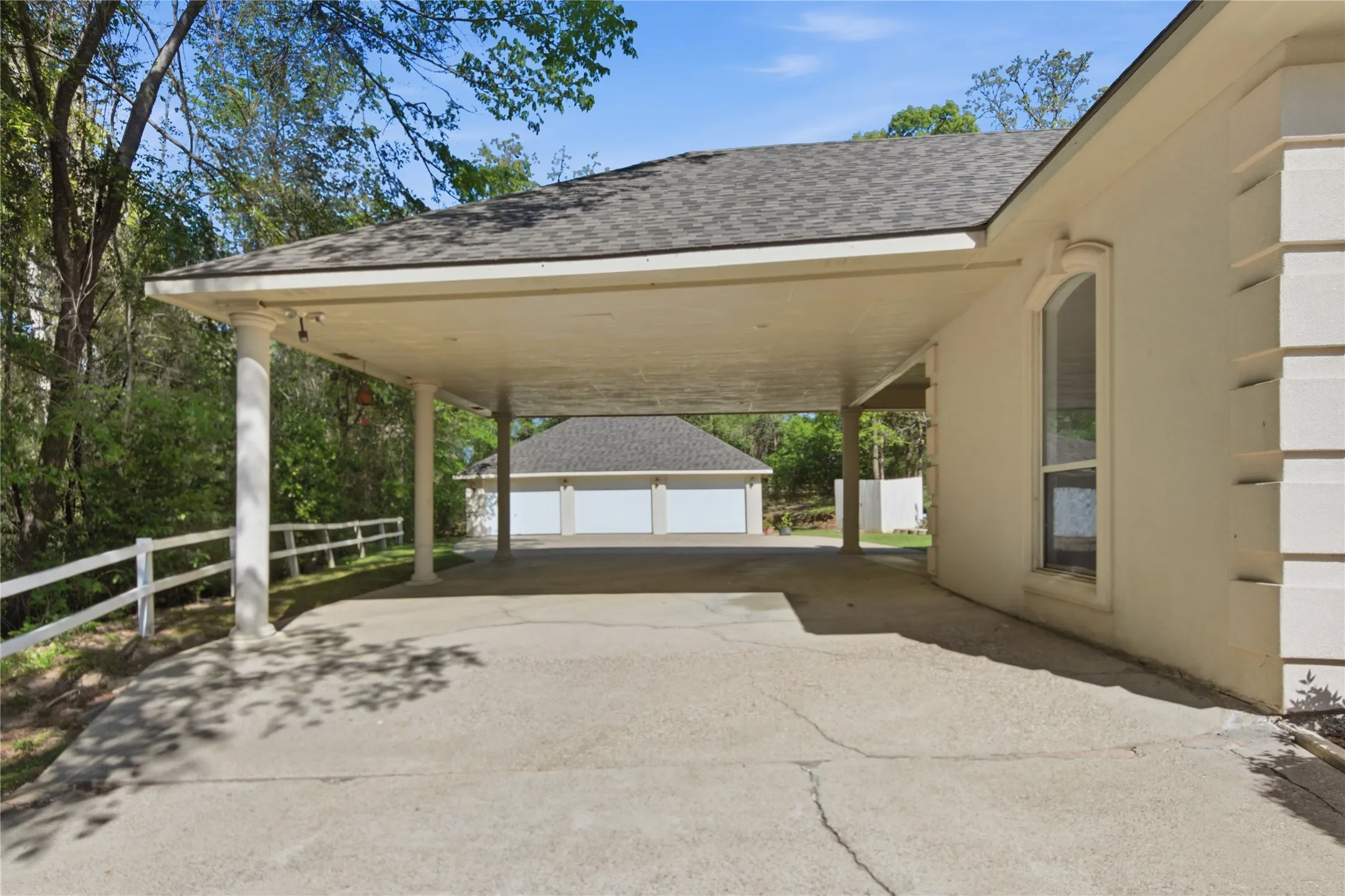 Single Family Residence For Sale in Smith County , 18737 Oakbrook Road, Tyler, Texas 75703, 3 Bedrooms, 3 Bathrooms, 3 Garage spaces, 2,849 Sqft, built in 2002, Preowned, Price $515,000, mls#21226832, Real Estate Agent in Tyler, Homes For Sale in Smith county, Homes For Sale in Tyler, Realtor in Tyler Texas, Real Estate Brokerage Independent Realty Texas, Luminita Cordes Realtor