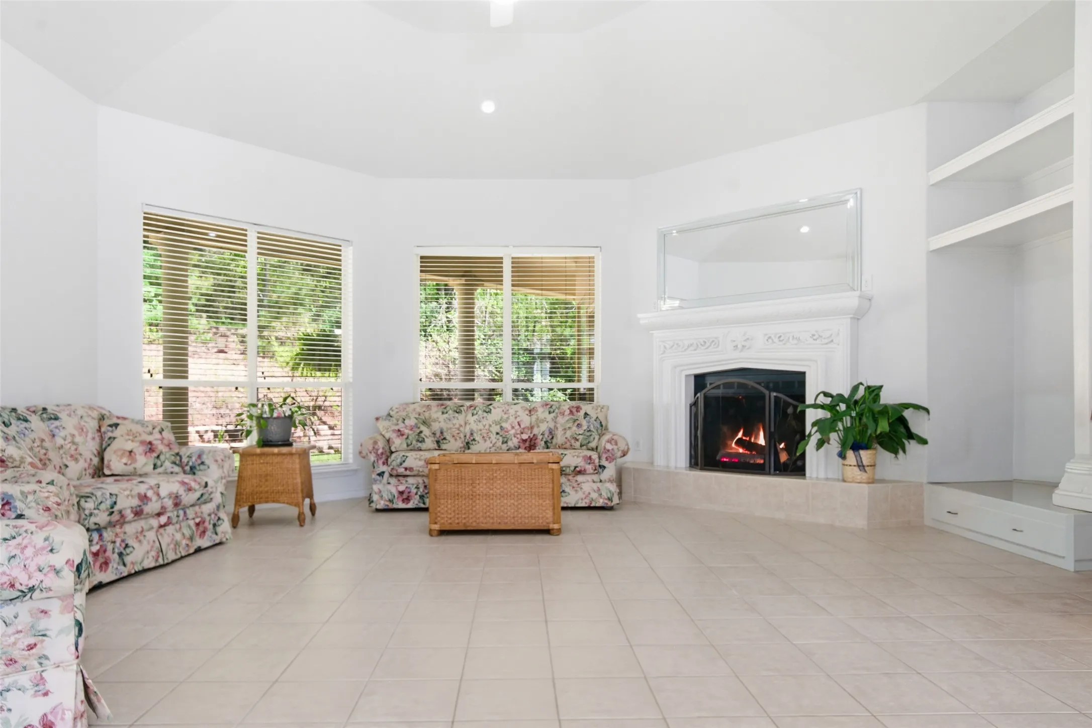 Single Family Residence For Sale in Smith County , 18737 Oakbrook Road, Tyler, Texas 75703, 3 Bedrooms, 3 Bathrooms, 3 Garage spaces, 2,849 Sqft, built in 2002, Preowned, Price $515,000, mls#21226832, Real Estate Agent in Tyler, Homes For Sale in Smith county, Homes For Sale in Tyler, Realtor in Tyler Texas, Real Estate Brokerage Independent Realty Texas, Luminita Cordes Realtor