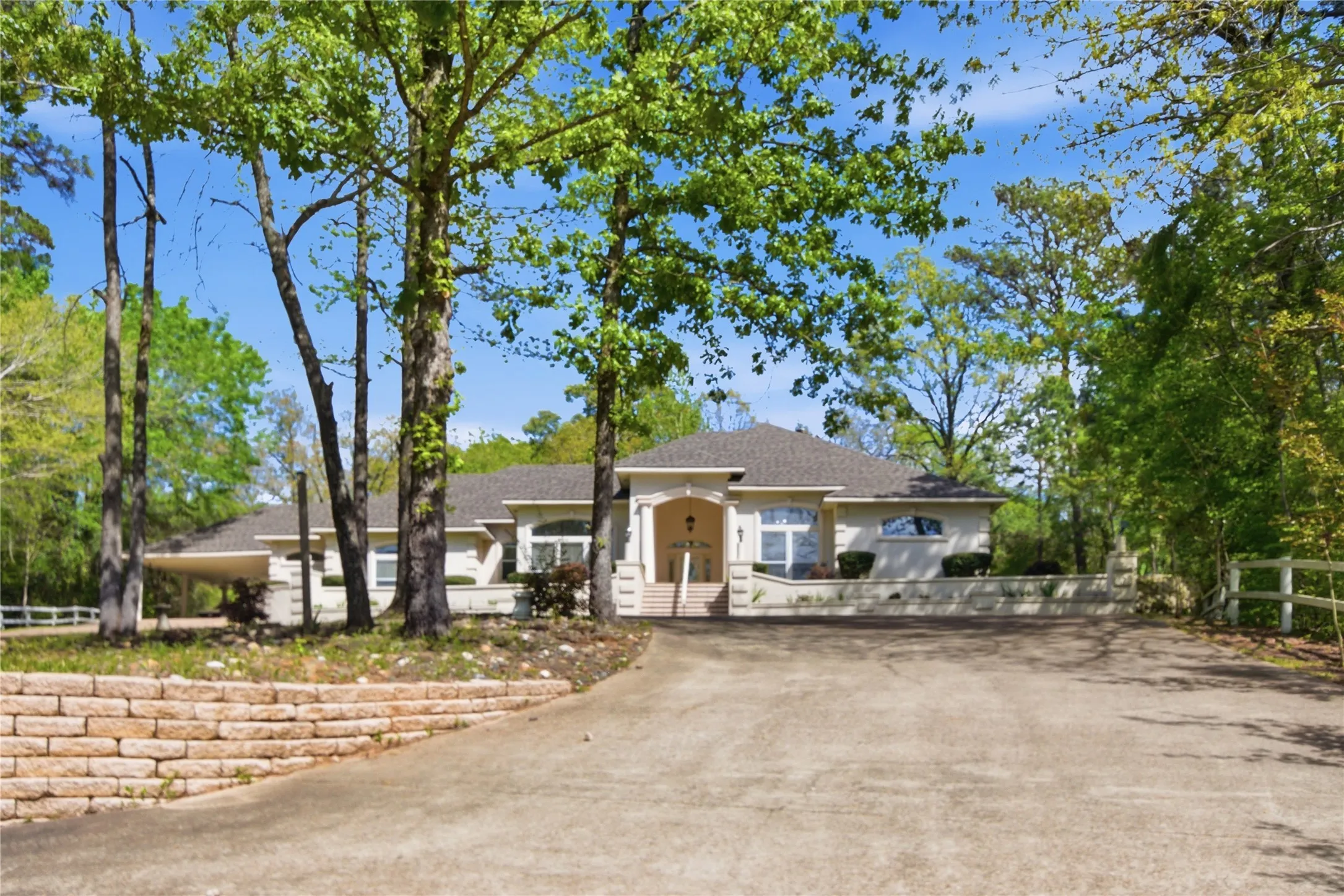 Single Family Residence For Sale in Smith County , 18737 Oakbrook Road, Tyler, Texas 75703, 3 Bedrooms, 3 Bathrooms, 3 Garage spaces, 2,849 Sqft, built in 2002, Preowned, Price $515,000, mls#21226832, Real Estate Agent in Tyler, Homes For Sale in Smith county, Homes For Sale in Tyler, Realtor in Tyler Texas, Real Estate Brokerage Independent Realty Texas, Luminita Cordes Realtor