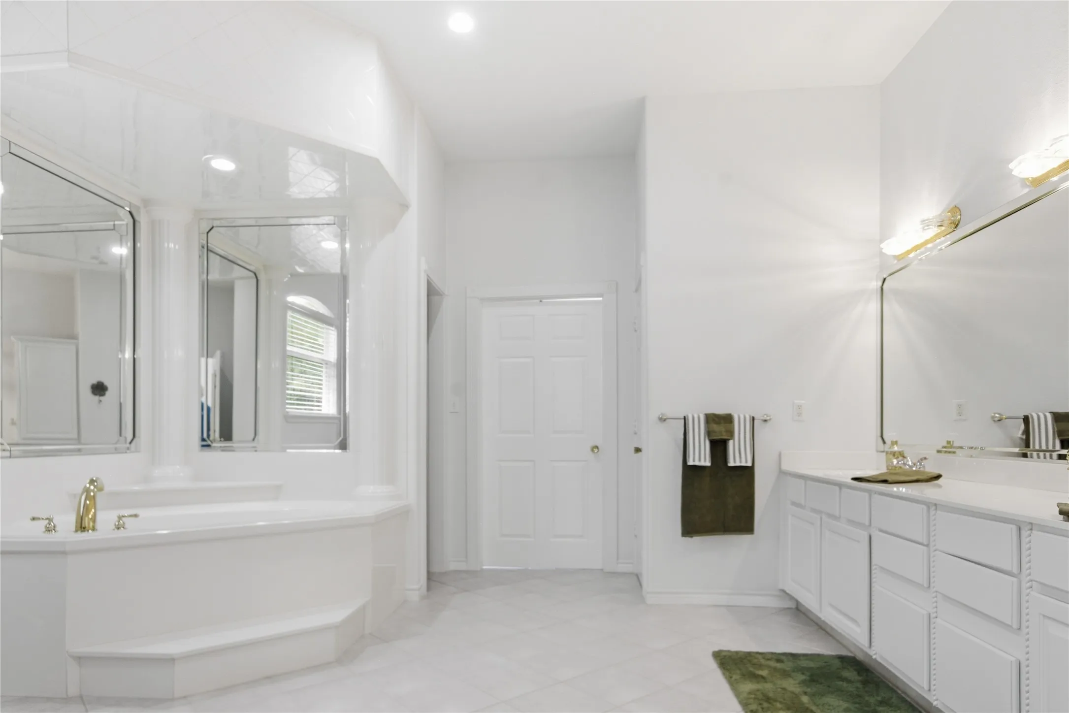 Single Family Residence For Sale in Smith County , 18737 Oakbrook Road, Tyler, Texas 75703, 3 Bedrooms, 3 Bathrooms, 3 Garage spaces, 2,849 Sqft, built in 2002, Preowned, Price $515,000, mls#21226832, Real Estate Agent in Tyler, Homes For Sale in Smith county, Homes For Sale in Tyler, Realtor in Tyler Texas, Real Estate Brokerage Independent Realty Texas, Luminita Cordes Realtor