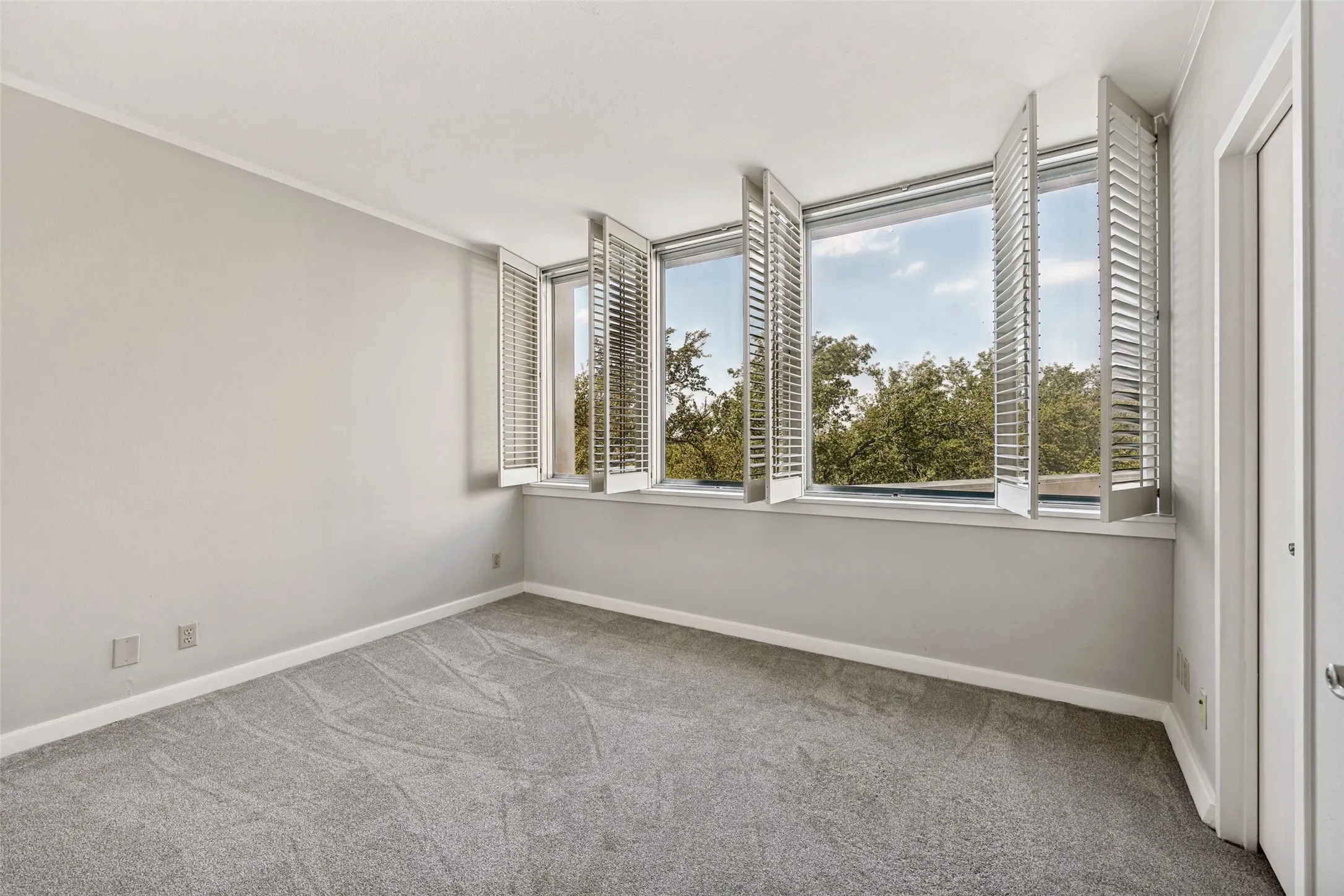 Condominium For Sale in Dallas County , 6211 W Northwest Highway 300, Dallas, Texas 75225, 2 Bedrooms, 2 Bathrooms, 1 Garage spaces, 1,132 Sqft, built in 1966, Price $249,000, mls#21234781, Real Estate Agent in Dallas, Homes For Sale in Dallas county, Homes For Sale in Dallas, Realtor in Dallas Texas, Real Estate Brokerage Independent Realty Texas, Luminita Cordes Realtor