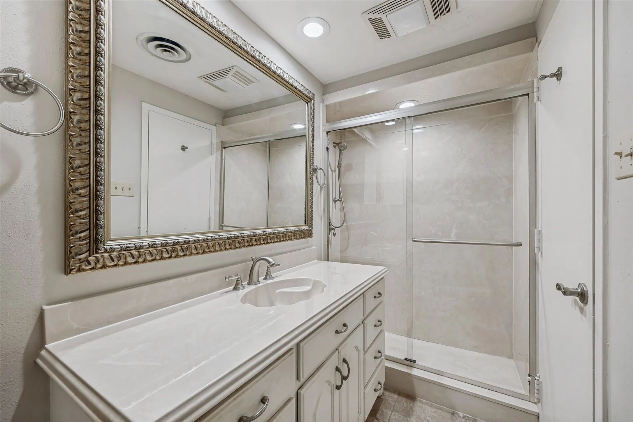 Condominium For Sale in Dallas County , 6211 W Northwest Highway 300, Dallas, Texas 75225, 2 Bedrooms, 2 Bathrooms, 1 Garage spaces, 1,132 Sqft, built in 1966, Price $249,000, mls#21234781, Real Estate Agent in Dallas, Homes For Sale in Dallas county, Homes For Sale in Dallas, Realtor in Dallas Texas, Real Estate Brokerage Independent Realty Texas, Luminita Cordes Realtor