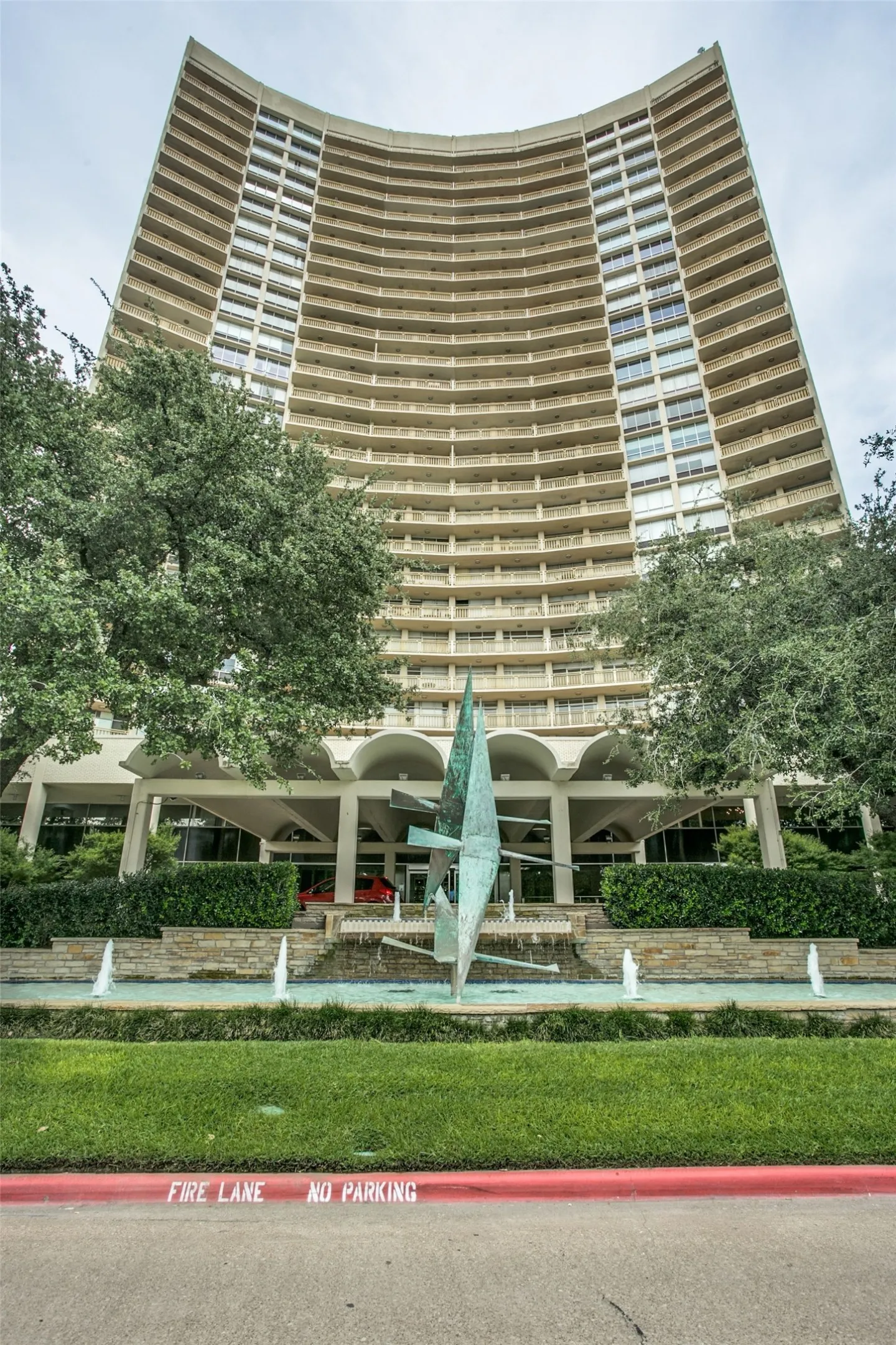 Condominium For Sale in Dallas County , 6211 W Northwest Highway 300, Dallas, Texas 75225, 2 Bedrooms, 2 Bathrooms, 1 Garage spaces, 1,132 Sqft, built in 1966, Price $249,000, mls#21234781, Real Estate Agent in Dallas, Homes For Sale in Dallas county, Homes For Sale in Dallas, Realtor in Dallas Texas, Real Estate Brokerage Independent Realty Texas, Luminita Cordes Realtor