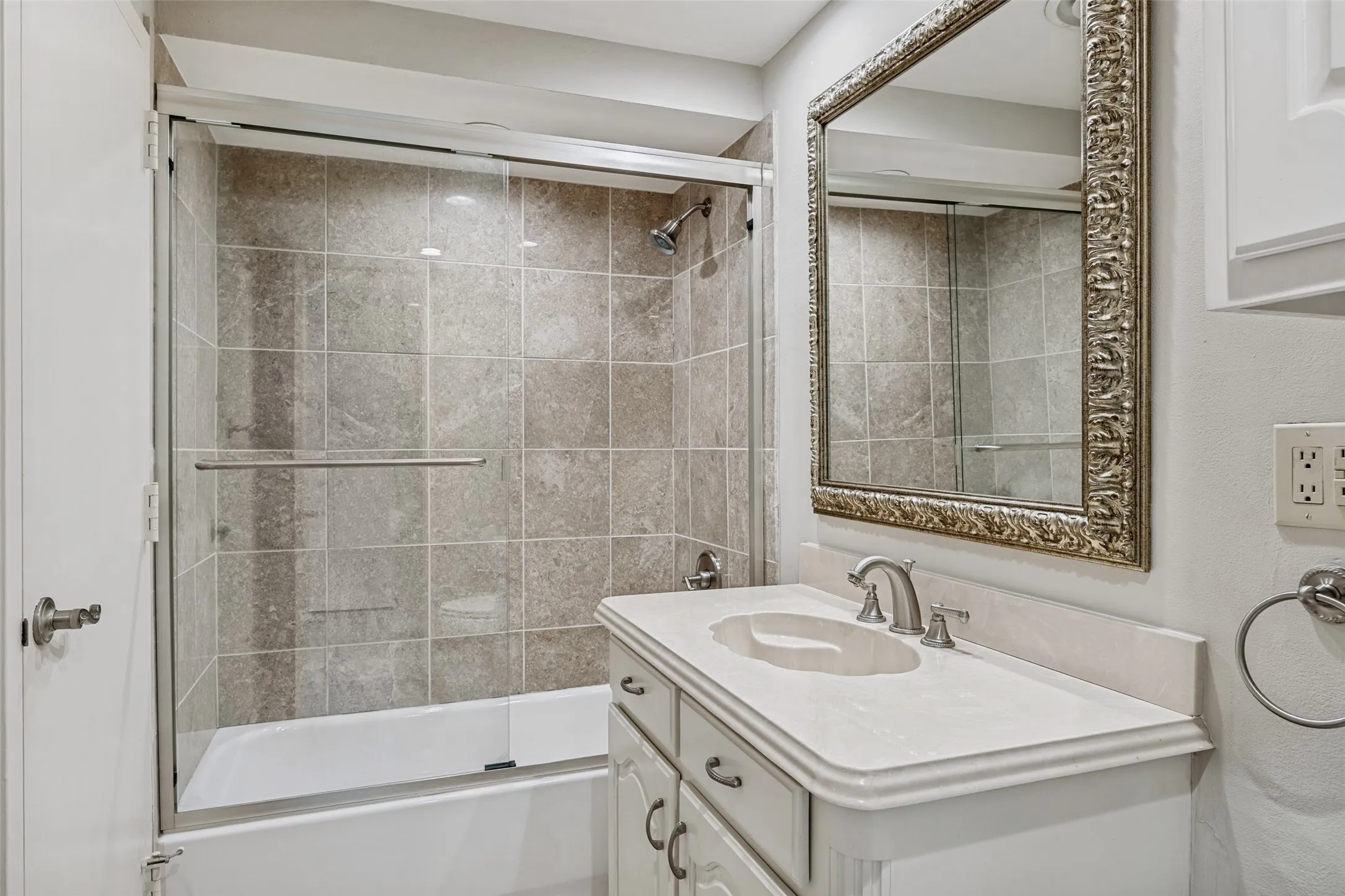 Condominium For Sale in Dallas County , 6211 W Northwest Highway 300, Dallas, Texas 75225, 2 Bedrooms, 2 Bathrooms, 1 Garage spaces, 1,132 Sqft, built in 1966, Price $249,000, mls#21234781, Real Estate Agent in Dallas, Homes For Sale in Dallas county, Homes For Sale in Dallas, Realtor in Dallas Texas, Real Estate Brokerage Independent Realty Texas, Luminita Cordes Realtor