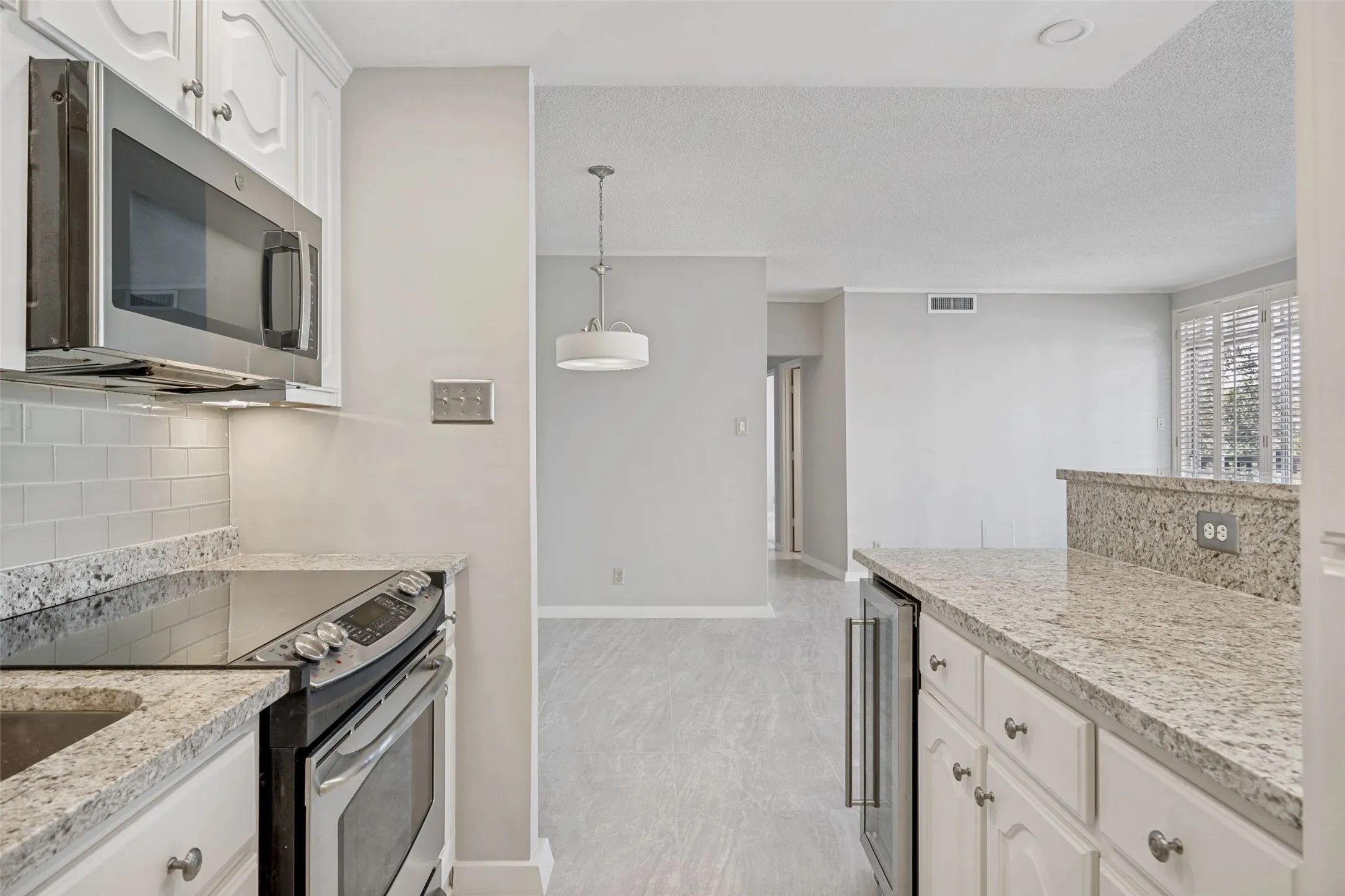 Condominium For Sale in Dallas County , 6211 W Northwest Highway 300, Dallas, Texas 75225, 2 Bedrooms, 2 Bathrooms, 1 Garage spaces, 1,132 Sqft, built in 1966, Price $249,000, mls#21234781, Real Estate Agent in Dallas, Homes For Sale in Dallas county, Homes For Sale in Dallas, Realtor in Dallas Texas, Real Estate Brokerage Independent Realty Texas, Luminita Cordes Realtor