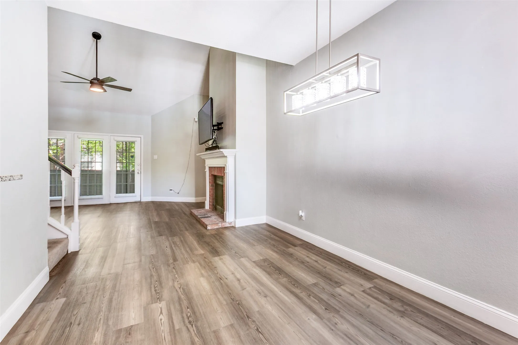 Dining area (kitchen to the left)