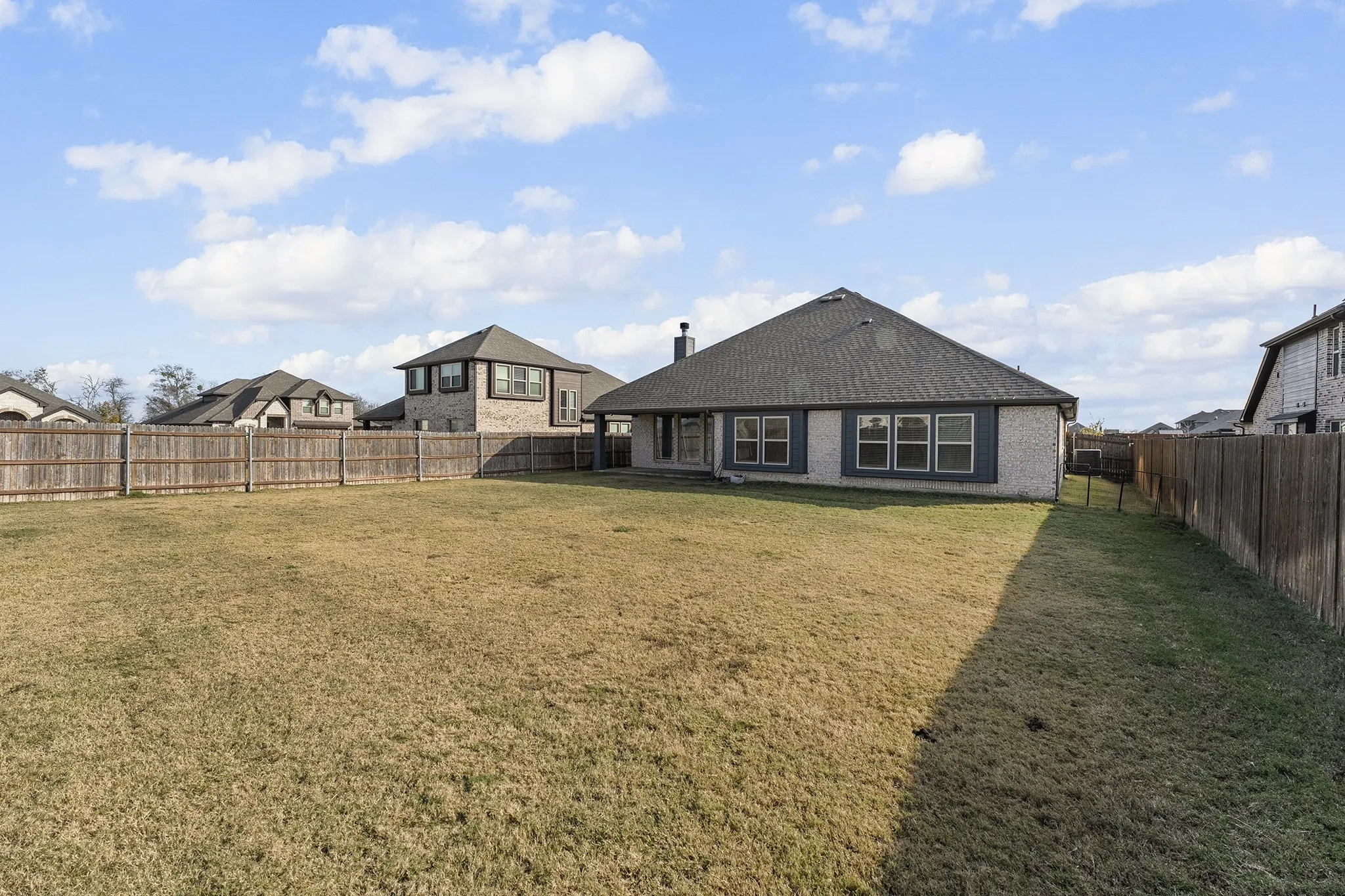 Single Family Residence For Sale in Ellis County , 213 Perennial Way, Waxahachie, Texas 75165, 3 Bedroom, 3 Bathroom, 2 Garage spaces, 2,535 Sqft, built in 2022, mls#21234814, Real Estate Agent in Waxahachie, Homes For Sale in Ellis county, Homes For Sale in Waxahachie, Realtor in Waxahachie Texas, Real Estate Brokerage Independent Realty Texas, Luminita Cordes Realtor