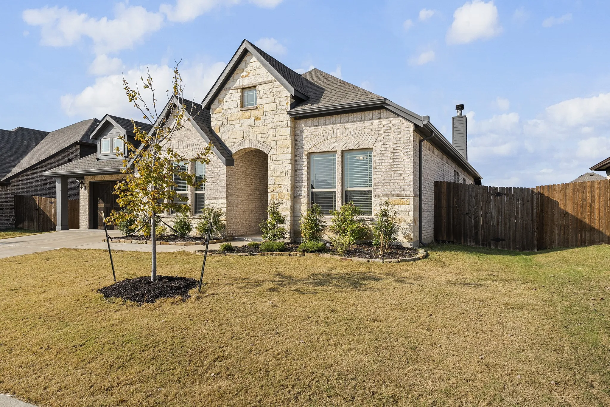 Single Family Residence For Sale in Ellis County , 213 Perennial Way, Waxahachie, Texas 75165, 3 Bedroom, 3 Bathroom, 2 Garage spaces, 2,535 Sqft, built in 2022, mls#21234814, Real Estate Agent in Waxahachie, Homes For Sale in Ellis county, Homes For Sale in Waxahachie, Realtor in Waxahachie Texas, Real Estate Brokerage Independent Realty Texas, Luminita Cordes Realtor