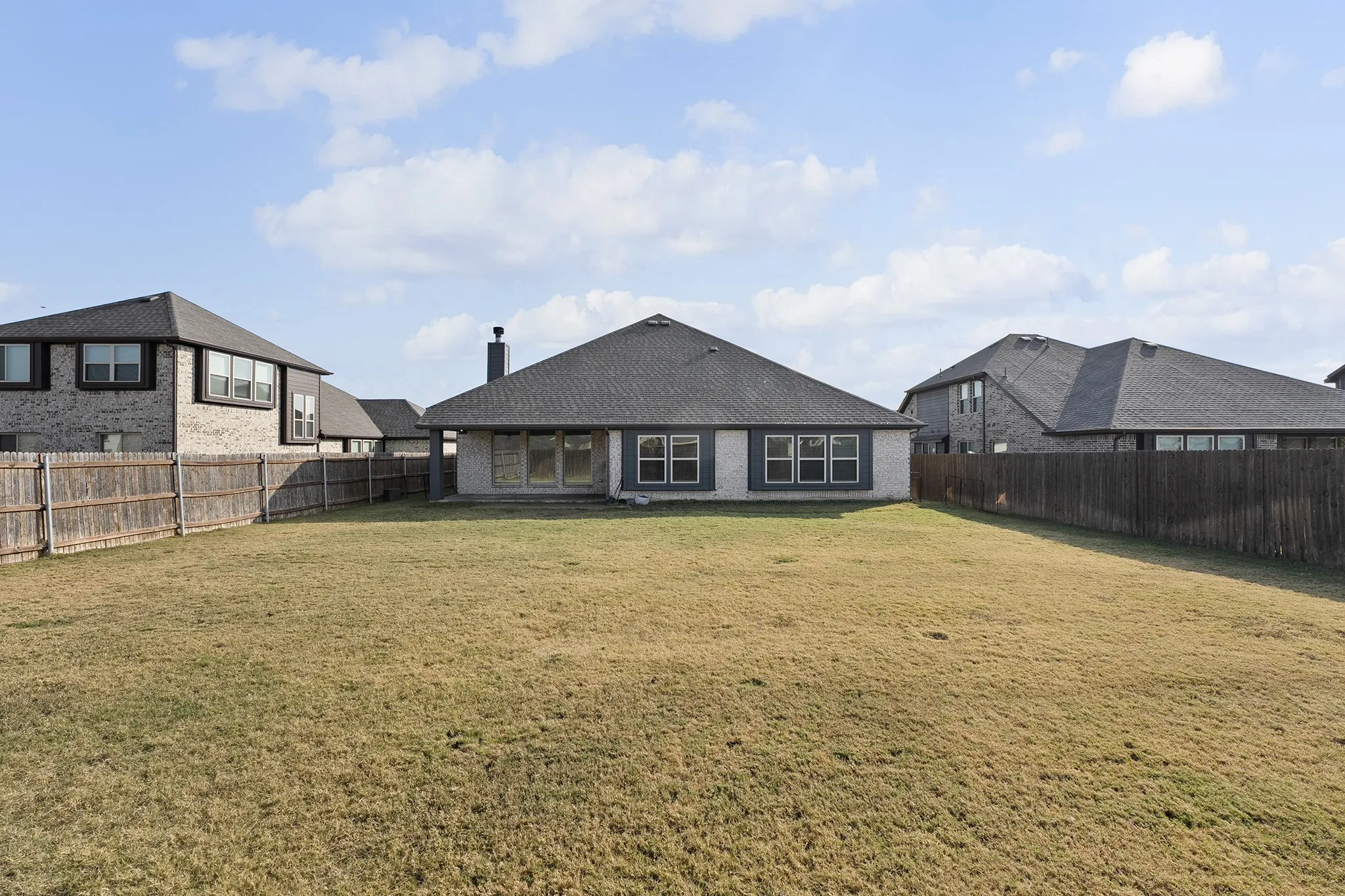 Single Family Residence For Sale in Ellis County , 213 Perennial Way, Waxahachie, Texas 75165, 3 Bedroom, 3 Bathroom, 2 Garage spaces, 2,535 Sqft, built in 2022, mls#21234814, Real Estate Agent in Waxahachie, Homes For Sale in Ellis county, Homes For Sale in Waxahachie, Realtor in Waxahachie Texas, Real Estate Brokerage Independent Realty Texas, Luminita Cordes Realtor