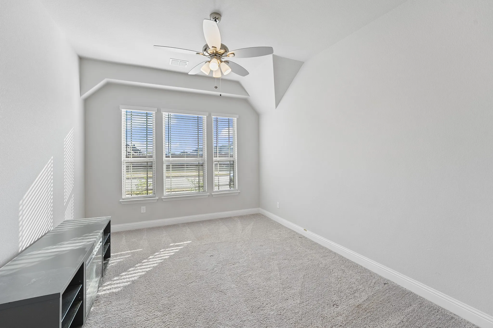 Single Family Residence For Sale in Ellis County , 213 Perennial Way, Waxahachie, Texas 75165, 3 Bedroom, 3 Bathroom, 2 Garage spaces, 2,535 Sqft, built in 2022, mls#21234814, Real Estate Agent in Waxahachie, Homes For Sale in Ellis county, Homes For Sale in Waxahachie, Realtor in Waxahachie Texas, Real Estate Brokerage Independent Realty Texas, Luminita Cordes Realtor