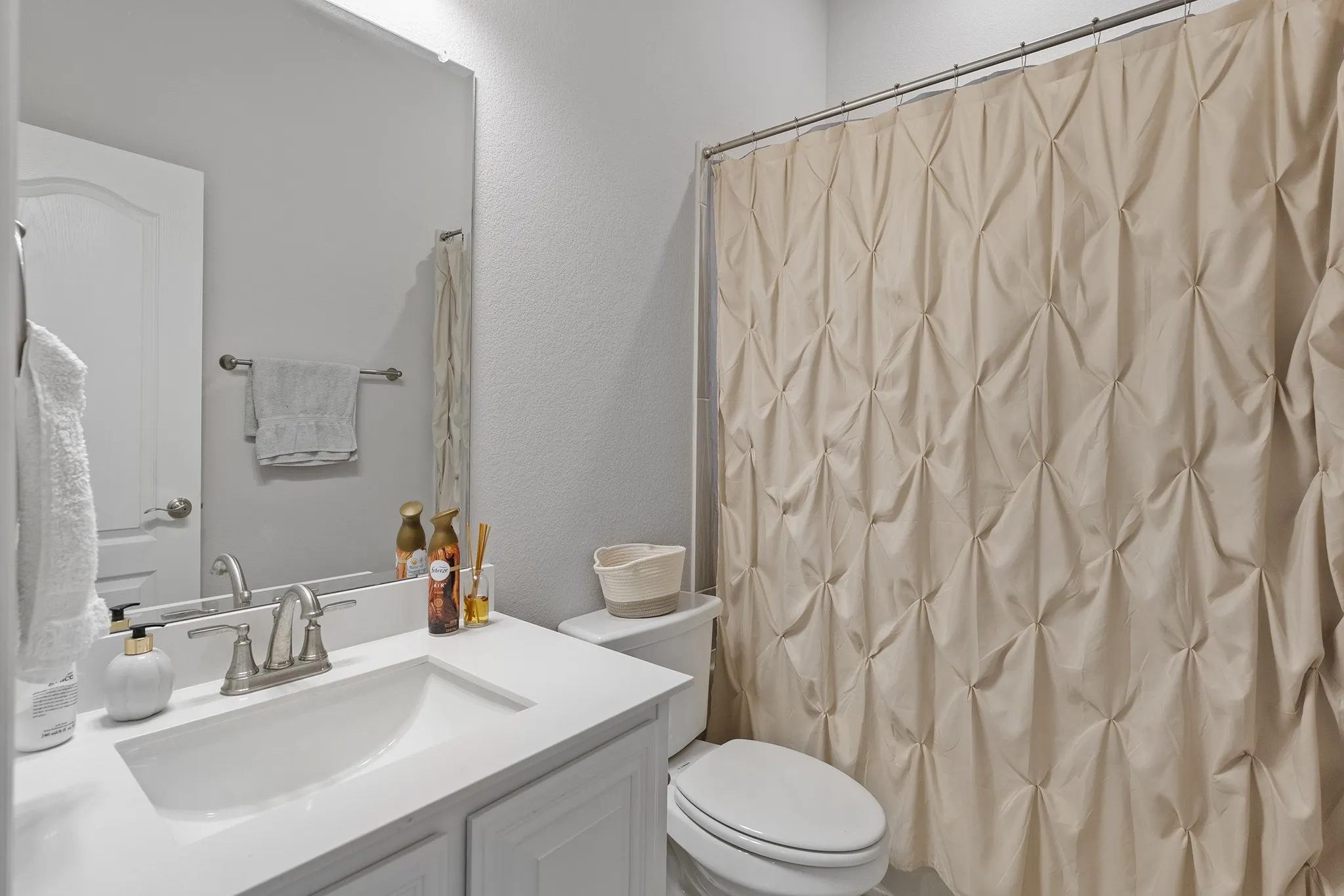 Single Family Residence For Sale in Ellis County , 213 Perennial Way, Waxahachie, Texas 75165, 3 Bedroom, 3 Bathroom, 2 Garage spaces, 2,535 Sqft, built in 2022, mls#21234814, Real Estate Agent in Waxahachie, Homes For Sale in Ellis county, Homes For Sale in Waxahachie, Realtor in Waxahachie Texas, Real Estate Brokerage Independent Realty Texas, Luminita Cordes Realtor