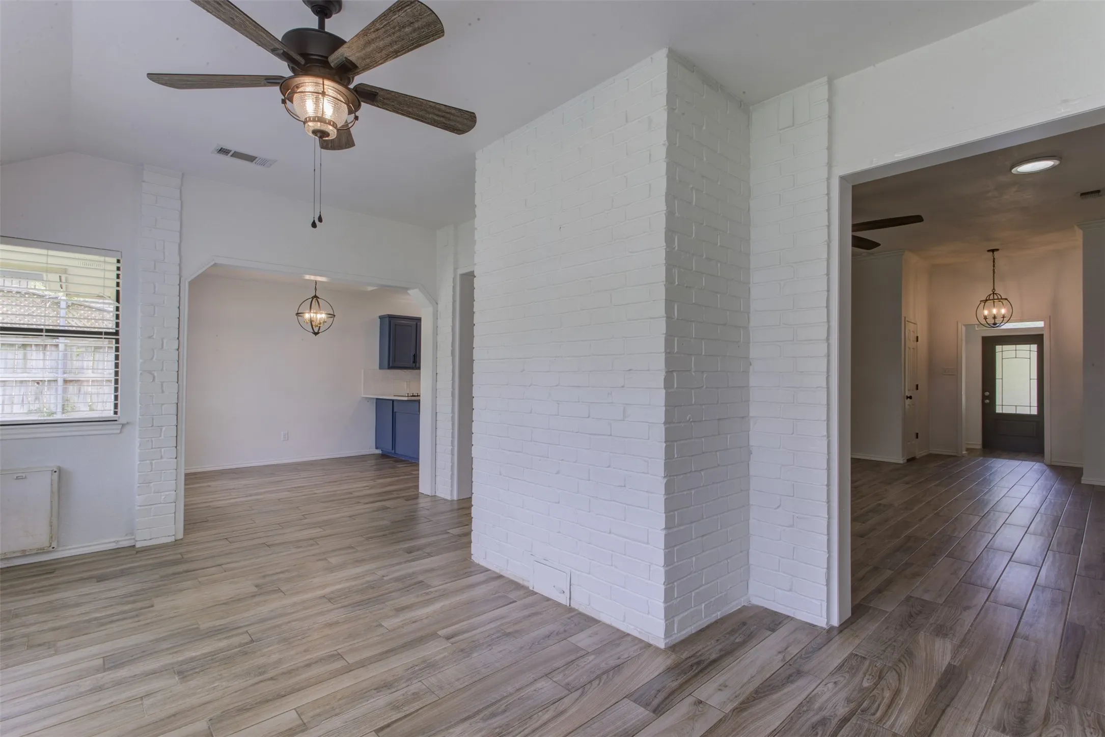 Single Family Residence For Sale in Tarrant County , 6921 Weatherwood Road, Fort Worth, Texas 76133, 3 Bedroom, 2 Bathroom, 2 Garage spaces, 1,830 Sqft, built in 1984, mls#21234830, Real Estate Agent in Fort Worth, Homes For Sale in Tarrant county, Homes For Sale in Fort Worth, Realtor in Fort Worth Texas, Real Estate Brokerage Independent Realty Texas, Luminita Cordes Realtor