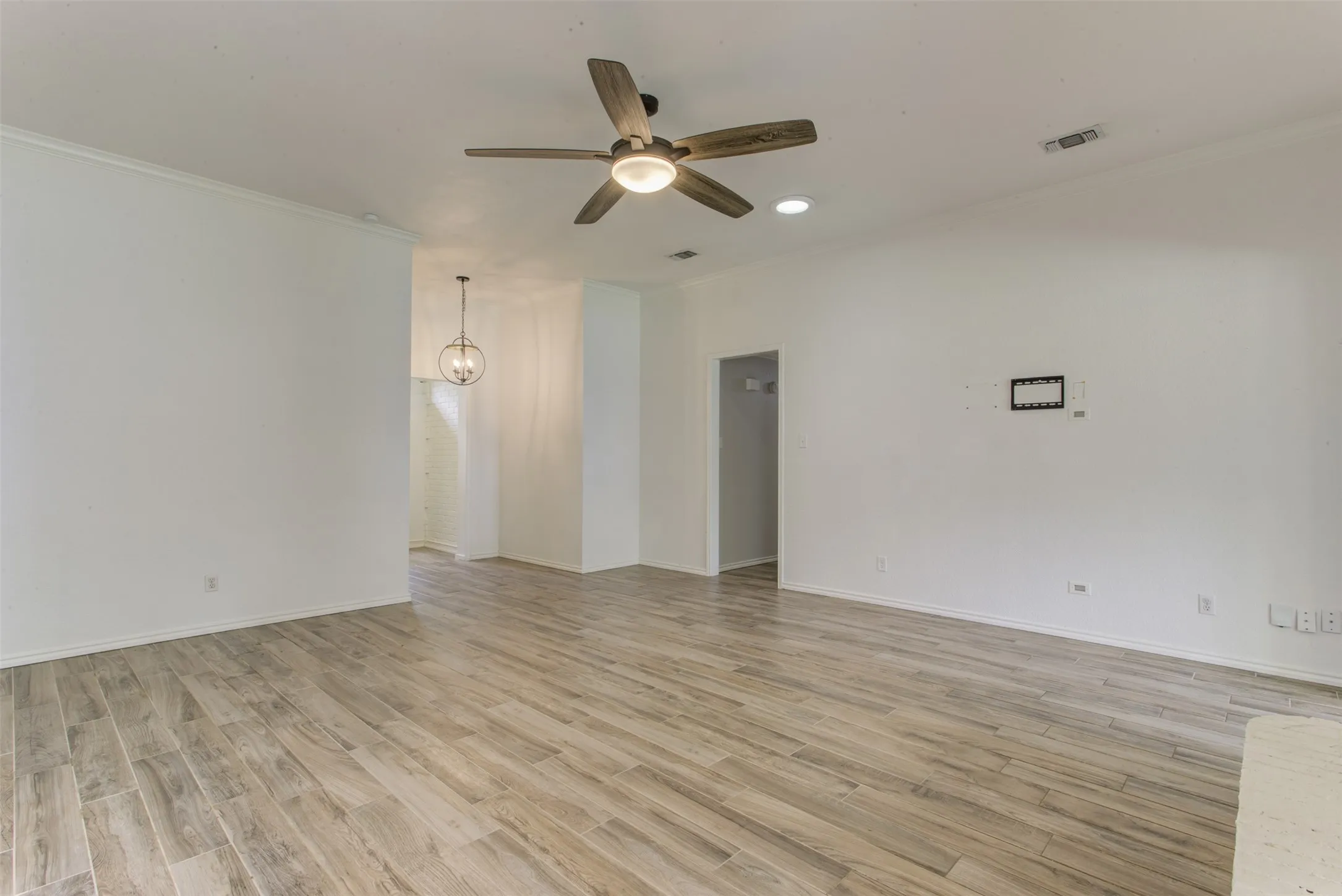Single Family Residence For Sale in Tarrant County , 6921 Weatherwood Road, Fort Worth, Texas 76133, 3 Bedroom, 2 Bathroom, 2 Garage spaces, 1,830 Sqft, built in 1984, mls#21234830, Real Estate Agent in Fort Worth, Homes For Sale in Tarrant county, Homes For Sale in Fort Worth, Realtor in Fort Worth Texas, Real Estate Brokerage Independent Realty Texas, Luminita Cordes Realtor