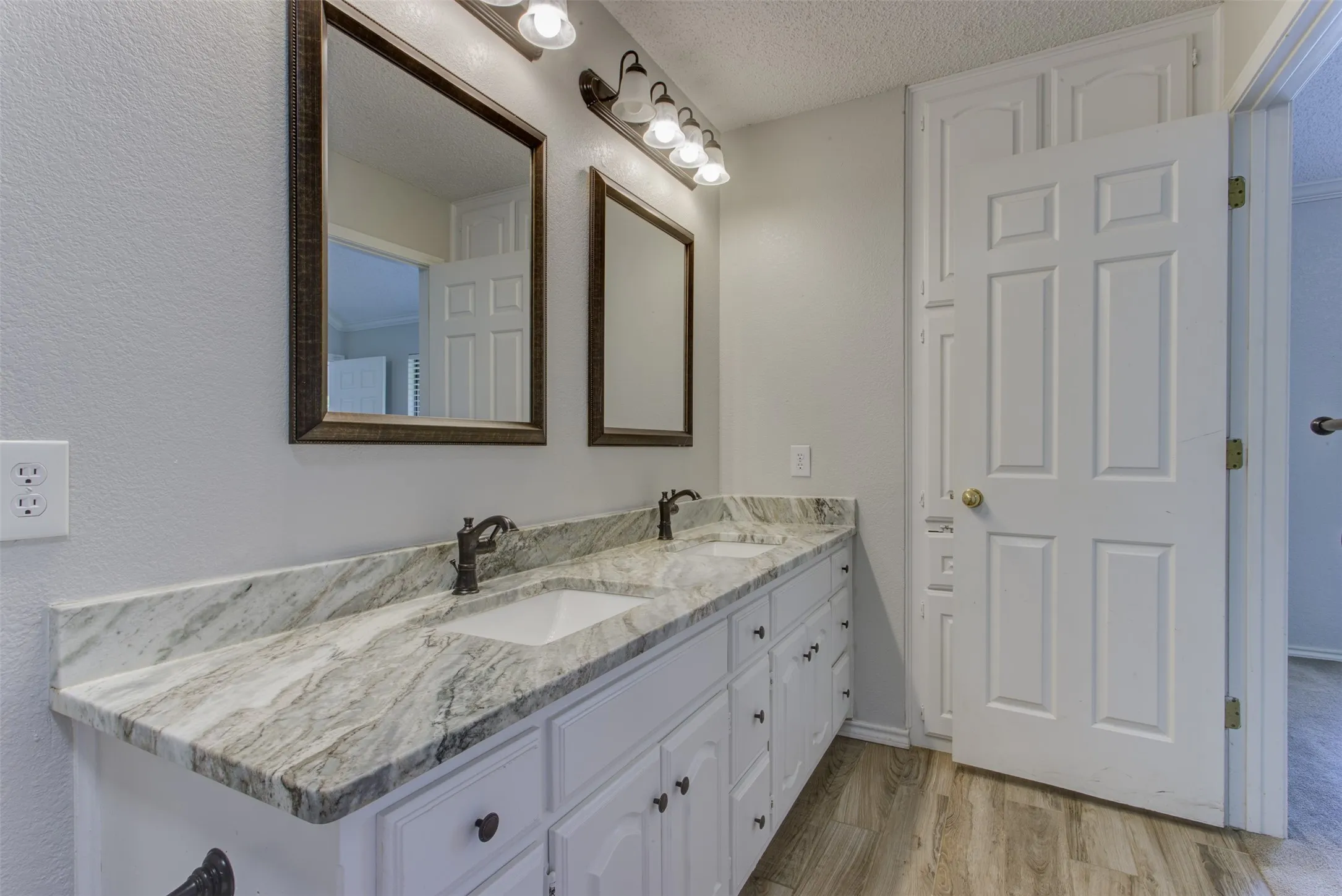 Single Family Residence For Sale in Tarrant County , 6921 Weatherwood Road, Fort Worth, Texas 76133, 3 Bedroom, 2 Bathroom, 2 Garage spaces, 1,830 Sqft, built in 1984, mls#21234830, Real Estate Agent in Fort Worth, Homes For Sale in Tarrant county, Homes For Sale in Fort Worth, Realtor in Fort Worth Texas, Real Estate Brokerage Independent Realty Texas, Luminita Cordes Realtor