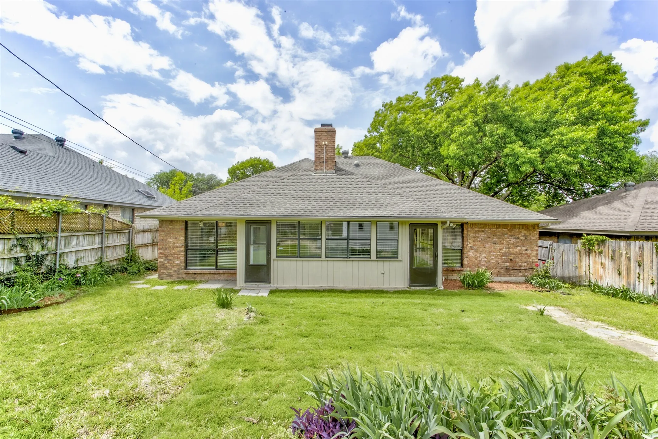 Single Family Residence For Sale in Tarrant County , 6921 Weatherwood Road, Fort Worth, Texas 76133, 3 Bedroom, 2 Bathroom, 2 Garage spaces, 1,830 Sqft, built in 1984, mls#21234830, Real Estate Agent in Fort Worth, Homes For Sale in Tarrant county, Homes For Sale in Fort Worth, Realtor in Fort Worth Texas, Real Estate Brokerage Independent Realty Texas, Luminita Cordes Realtor