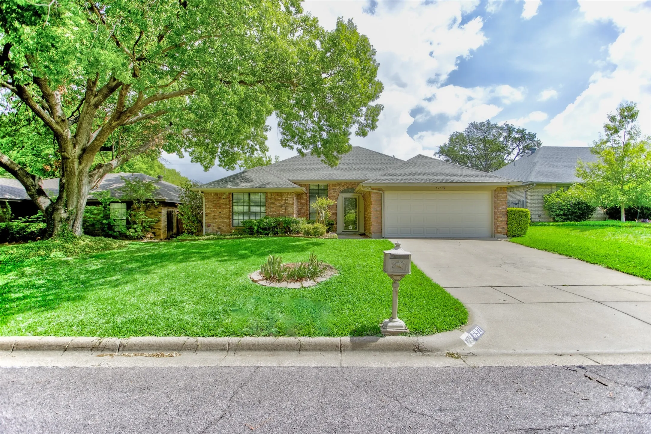 Single Family Residence For Sale in Tarrant County , 6921 Weatherwood Road, Fort Worth, Texas 76133, 3 Bedroom, 2 Bathroom, 2 Garage spaces, 1,830 Sqft, built in 1984, mls#21234830, Real Estate Agent in Fort Worth, Homes For Sale in Tarrant county, Homes For Sale in Fort Worth, Realtor in Fort Worth Texas, Real Estate Brokerage Independent Realty Texas, Luminita Cordes Realtor