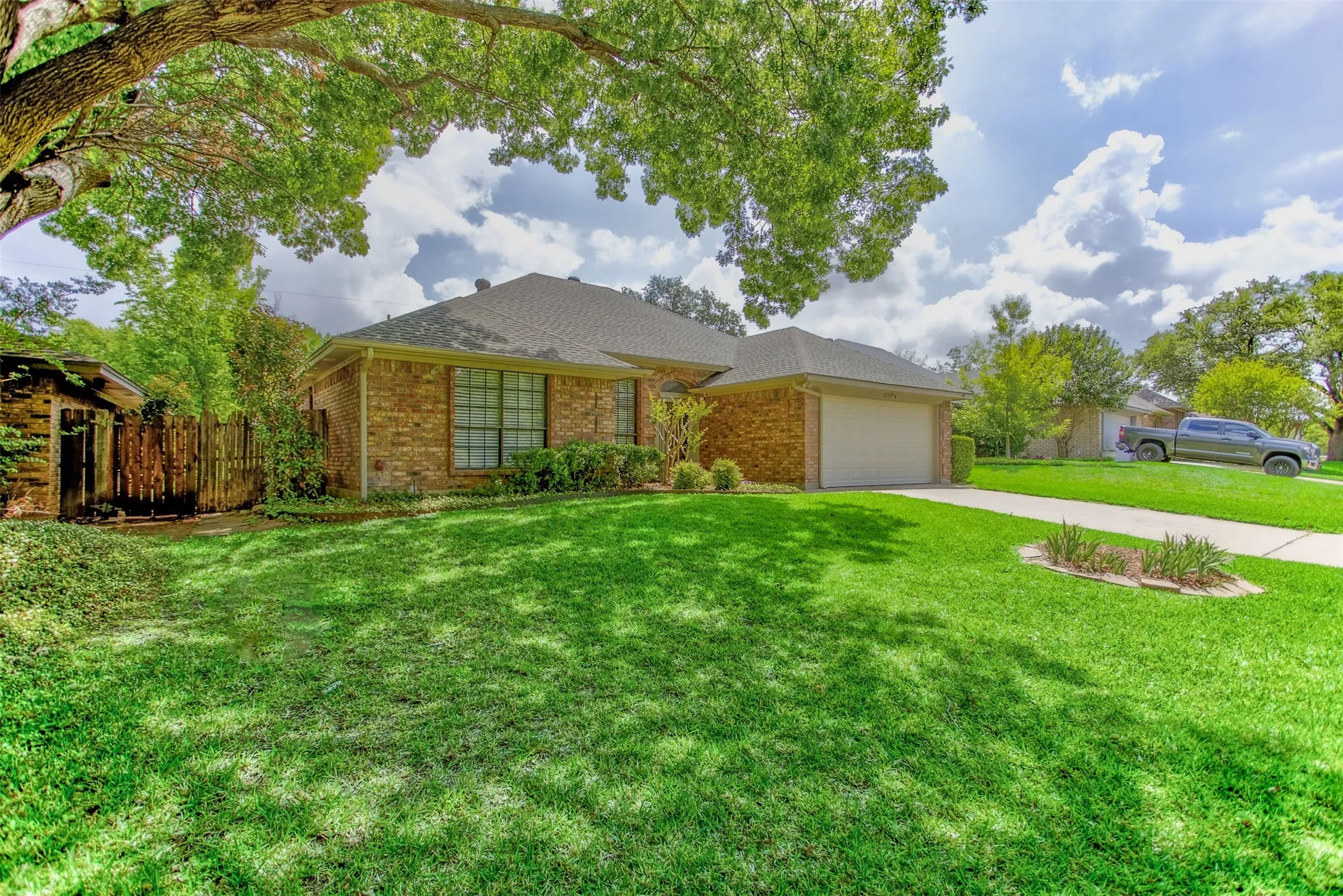 Single Family Residence For Sale in Tarrant County , 6921 Weatherwood Road, Fort Worth, Texas 76133, 3 Bedroom, 2 Bathroom, 2 Garage spaces, 1,830 Sqft, built in 1984, mls#21234830, Real Estate Agent in Fort Worth, Homes For Sale in Tarrant county, Homes For Sale in Fort Worth, Realtor in Fort Worth Texas, Real Estate Brokerage Independent Realty Texas, Luminita Cordes Realtor