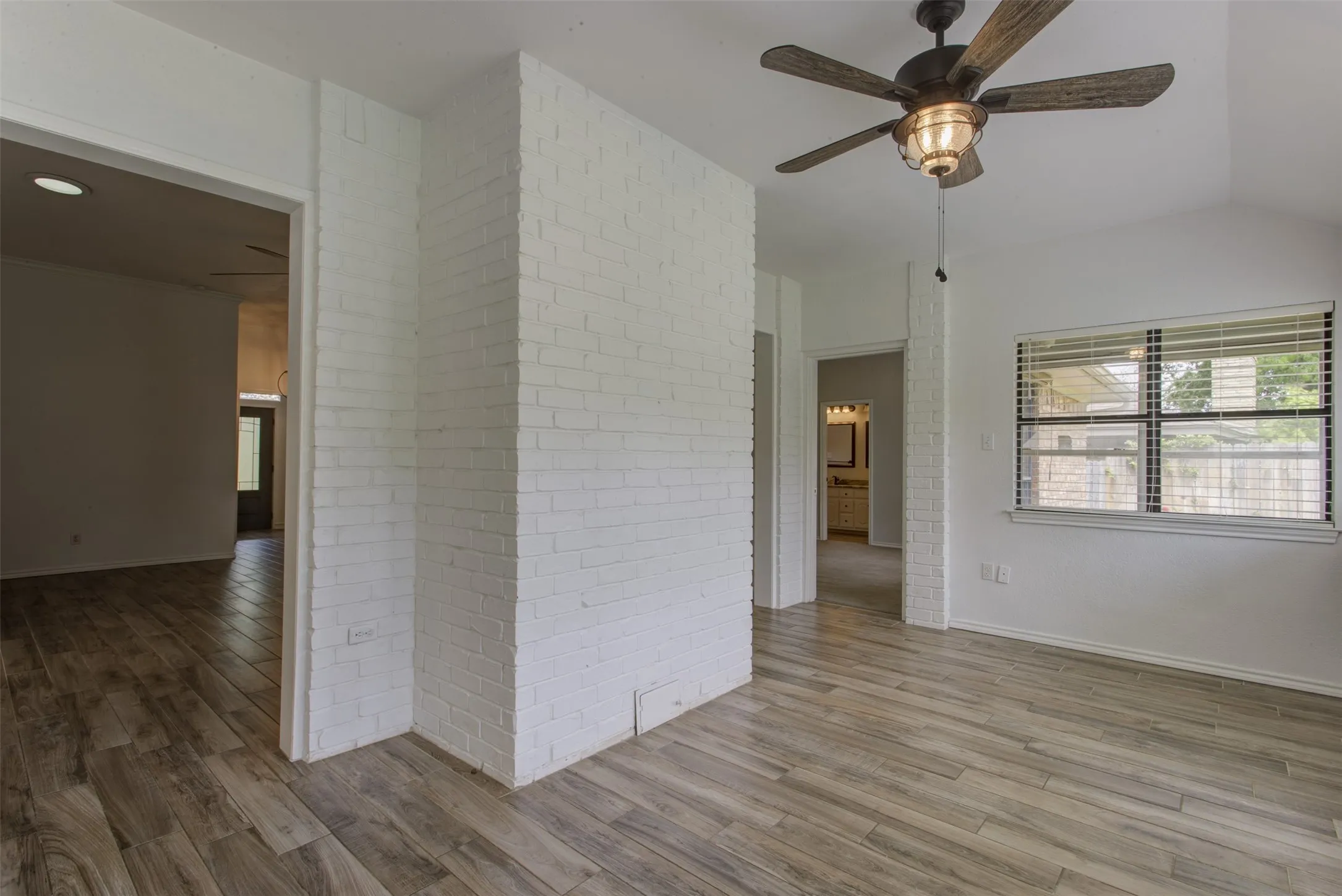 Single Family Residence For Sale in Tarrant County , 6921 Weatherwood Road, Fort Worth, Texas 76133, 3 Bedroom, 2 Bathroom, 2 Garage spaces, 1,830 Sqft, built in 1984, mls#21234830, Real Estate Agent in Fort Worth, Homes For Sale in Tarrant county, Homes For Sale in Fort Worth, Realtor in Fort Worth Texas, Real Estate Brokerage Independent Realty Texas, Luminita Cordes Realtor