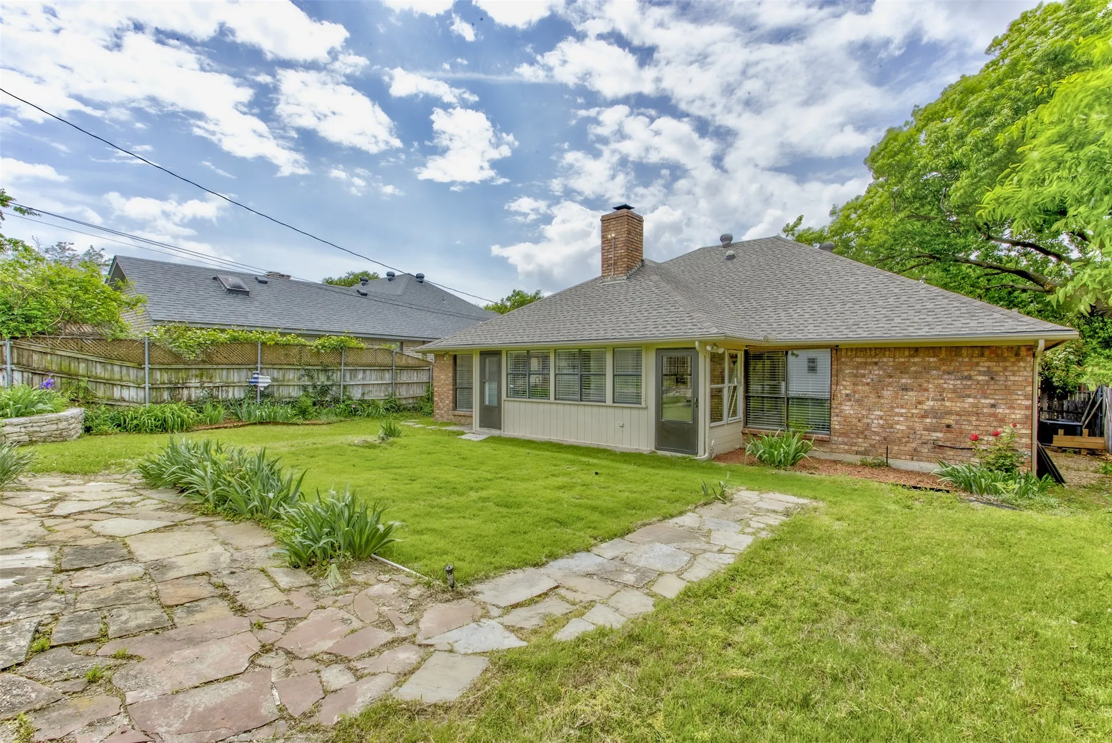 Single Family Residence For Sale in Tarrant County , 6921 Weatherwood Road, Fort Worth, Texas 76133, 3 Bedroom, 2 Bathroom, 2 Garage spaces, 1,830 Sqft, built in 1984, mls#21234830, Real Estate Agent in Fort Worth, Homes For Sale in Tarrant county, Homes For Sale in Fort Worth, Realtor in Fort Worth Texas, Real Estate Brokerage Independent Realty Texas, Luminita Cordes Realtor