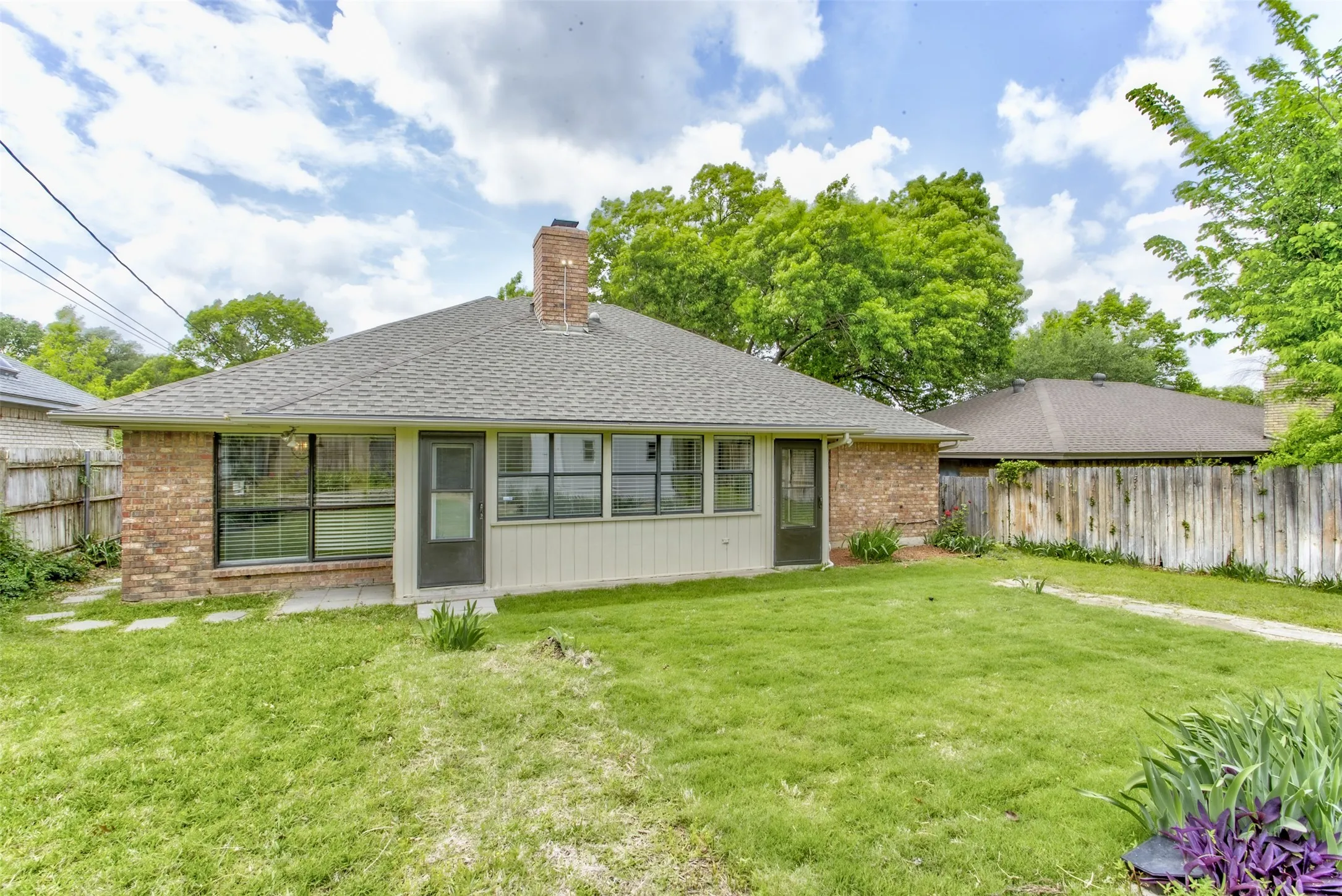 Single Family Residence For Sale in Tarrant County , 6921 Weatherwood Road, Fort Worth, Texas 76133, 3 Bedroom, 2 Bathroom, 2 Garage spaces, 1,830 Sqft, built in 1984, mls#21234830, Real Estate Agent in Fort Worth, Homes For Sale in Tarrant county, Homes For Sale in Fort Worth, Realtor in Fort Worth Texas, Real Estate Brokerage Independent Realty Texas, Luminita Cordes Realtor