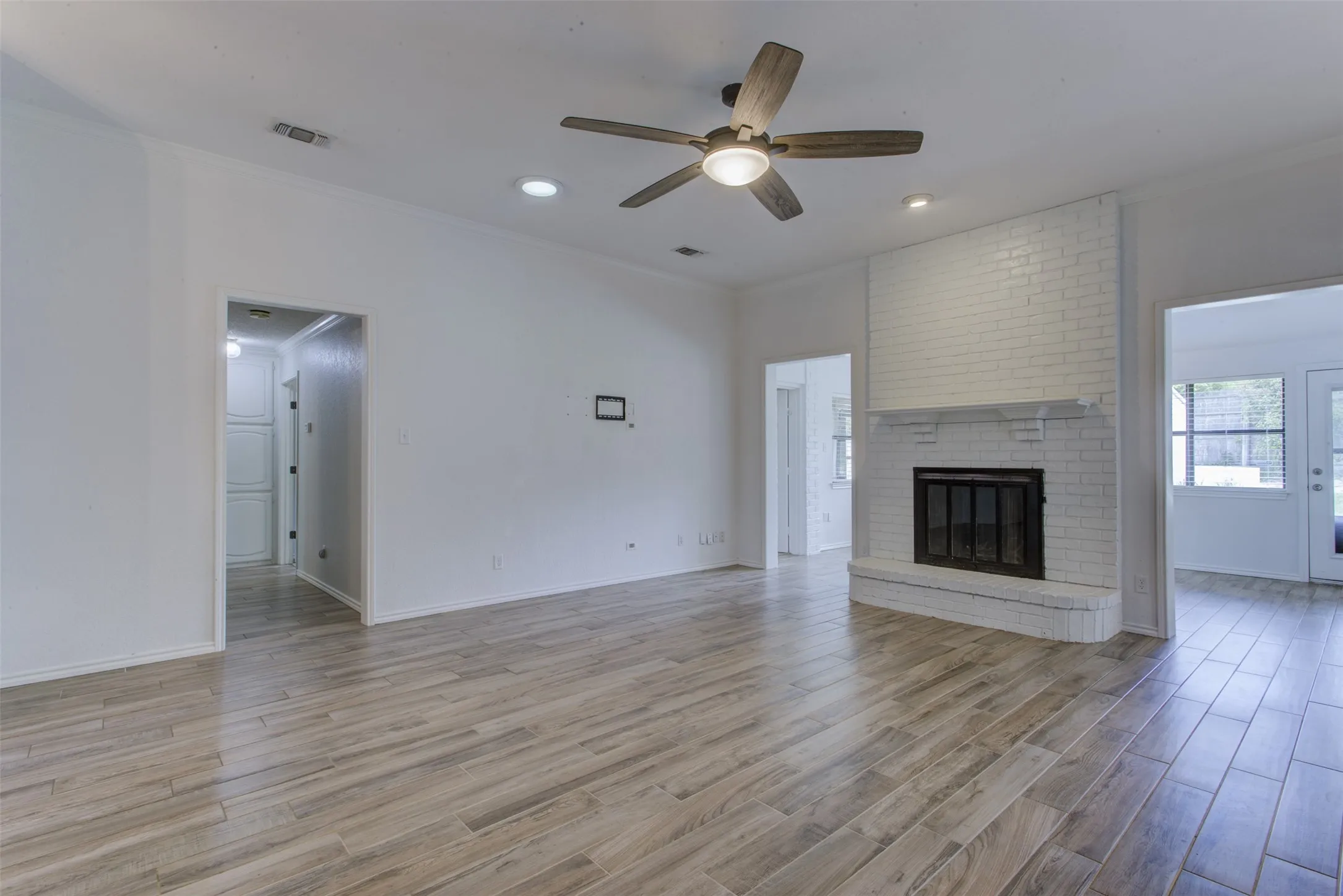 Single Family Residence For Sale in Tarrant County , 6921 Weatherwood Road, Fort Worth, Texas 76133, 3 Bedroom, 2 Bathroom, 2 Garage spaces, 1,830 Sqft, built in 1984, mls#21234830, Real Estate Agent in Fort Worth, Homes For Sale in Tarrant county, Homes For Sale in Fort Worth, Realtor in Fort Worth Texas, Real Estate Brokerage Independent Realty Texas, Luminita Cordes Realtor