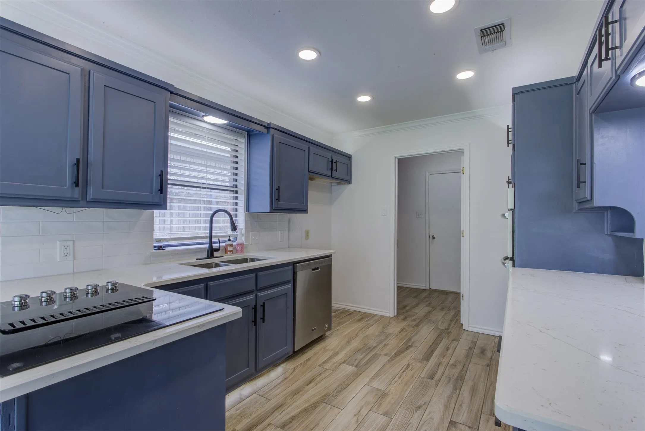 Single Family Residence For Sale in Tarrant County , 6921 Weatherwood Road, Fort Worth, Texas 76133, 3 Bedroom, 2 Bathroom, 2 Garage spaces, 1,830 Sqft, built in 1984, mls#21234830, Real Estate Agent in Fort Worth, Homes For Sale in Tarrant county, Homes For Sale in Fort Worth, Realtor in Fort Worth Texas, Real Estate Brokerage Independent Realty Texas, Luminita Cordes Realtor