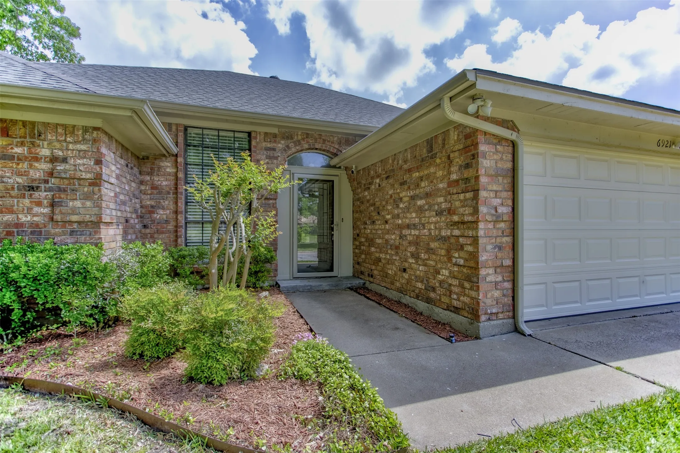Single Family Residence For Sale in Tarrant County , 6921 Weatherwood Road, Fort Worth, Texas 76133, 3 Bedroom, 2 Bathroom, 2 Garage spaces, 1,830 Sqft, built in 1984, mls#21234830, Real Estate Agent in Fort Worth, Homes For Sale in Tarrant county, Homes For Sale in Fort Worth, Realtor in Fort Worth Texas, Real Estate Brokerage Independent Realty Texas, Luminita Cordes Realtor