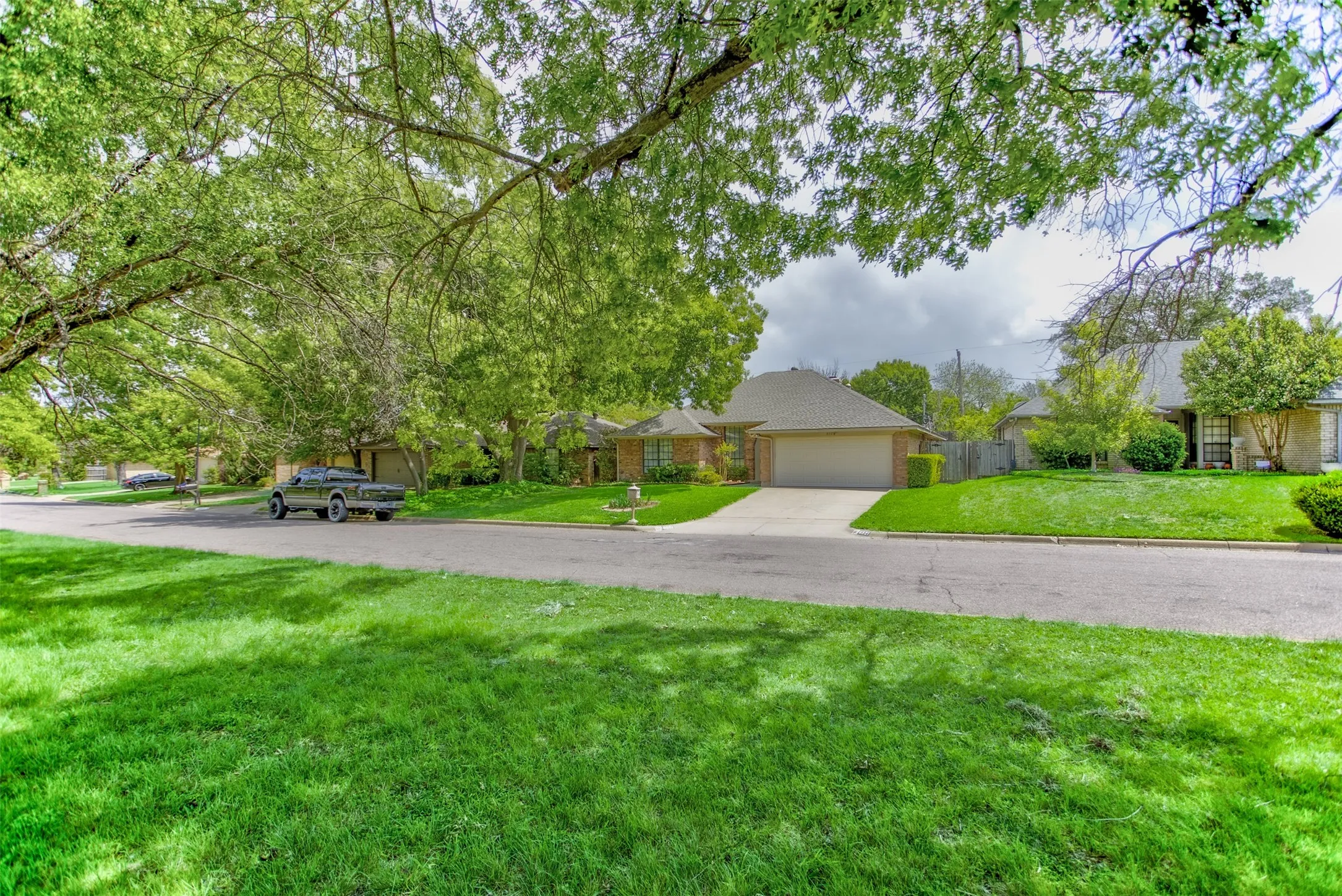 Single Family Residence For Sale in Tarrant County , 6921 Weatherwood Road, Fort Worth, Texas 76133, 3 Bedroom, 2 Bathroom, 2 Garage spaces, 1,830 Sqft, built in 1984, mls#21234830, Real Estate Agent in Fort Worth, Homes For Sale in Tarrant county, Homes For Sale in Fort Worth, Realtor in Fort Worth Texas, Real Estate Brokerage Independent Realty Texas, Luminita Cordes Realtor