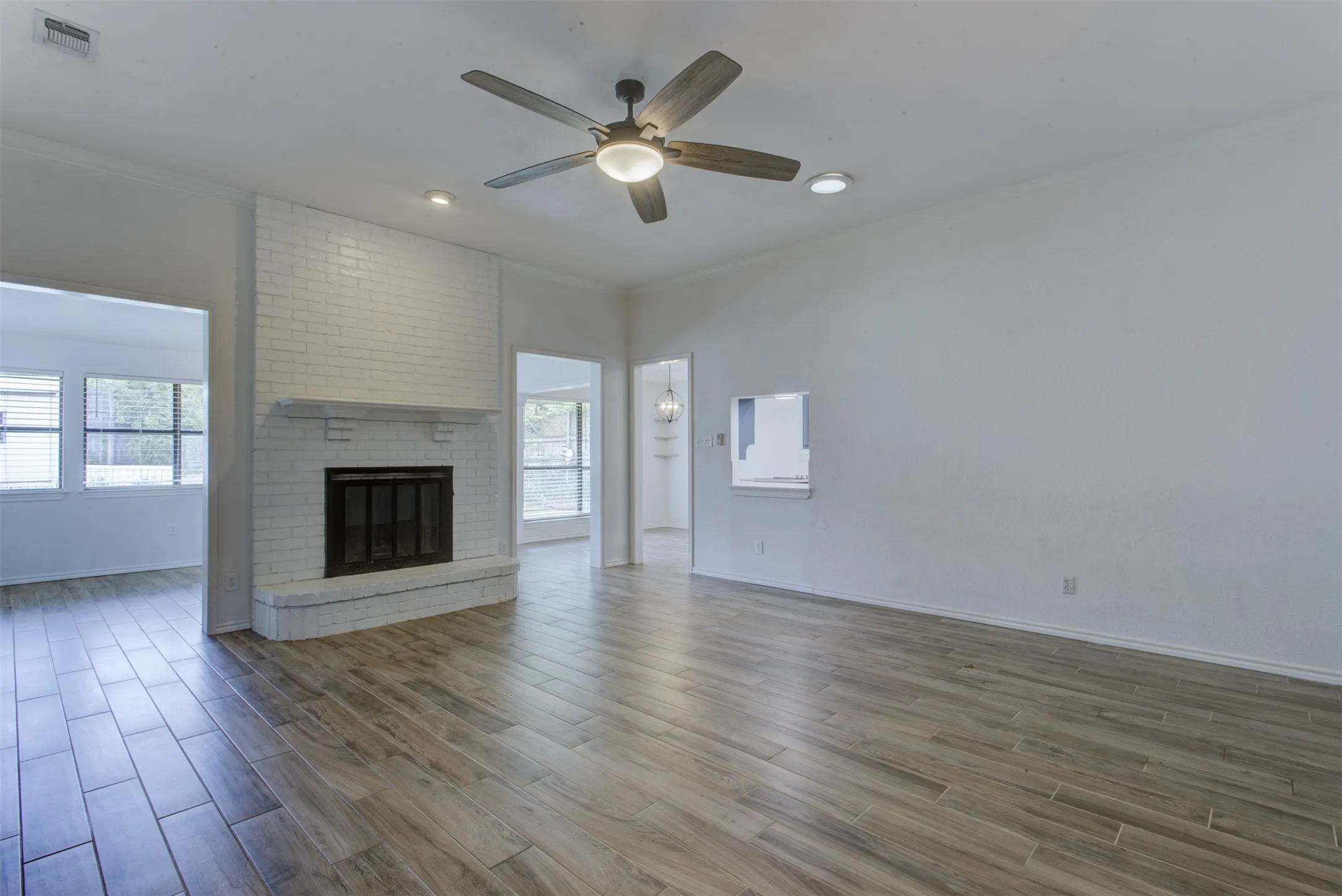 Single Family Residence For Sale in Tarrant County , 6921 Weatherwood Road, Fort Worth, Texas 76133, 3 Bedroom, 2 Bathroom, 2 Garage spaces, 1,830 Sqft, built in 1984, mls#21234830, Real Estate Agent in Fort Worth, Homes For Sale in Tarrant county, Homes For Sale in Fort Worth, Realtor in Fort Worth Texas, Real Estate Brokerage Independent Realty Texas, Luminita Cordes Realtor