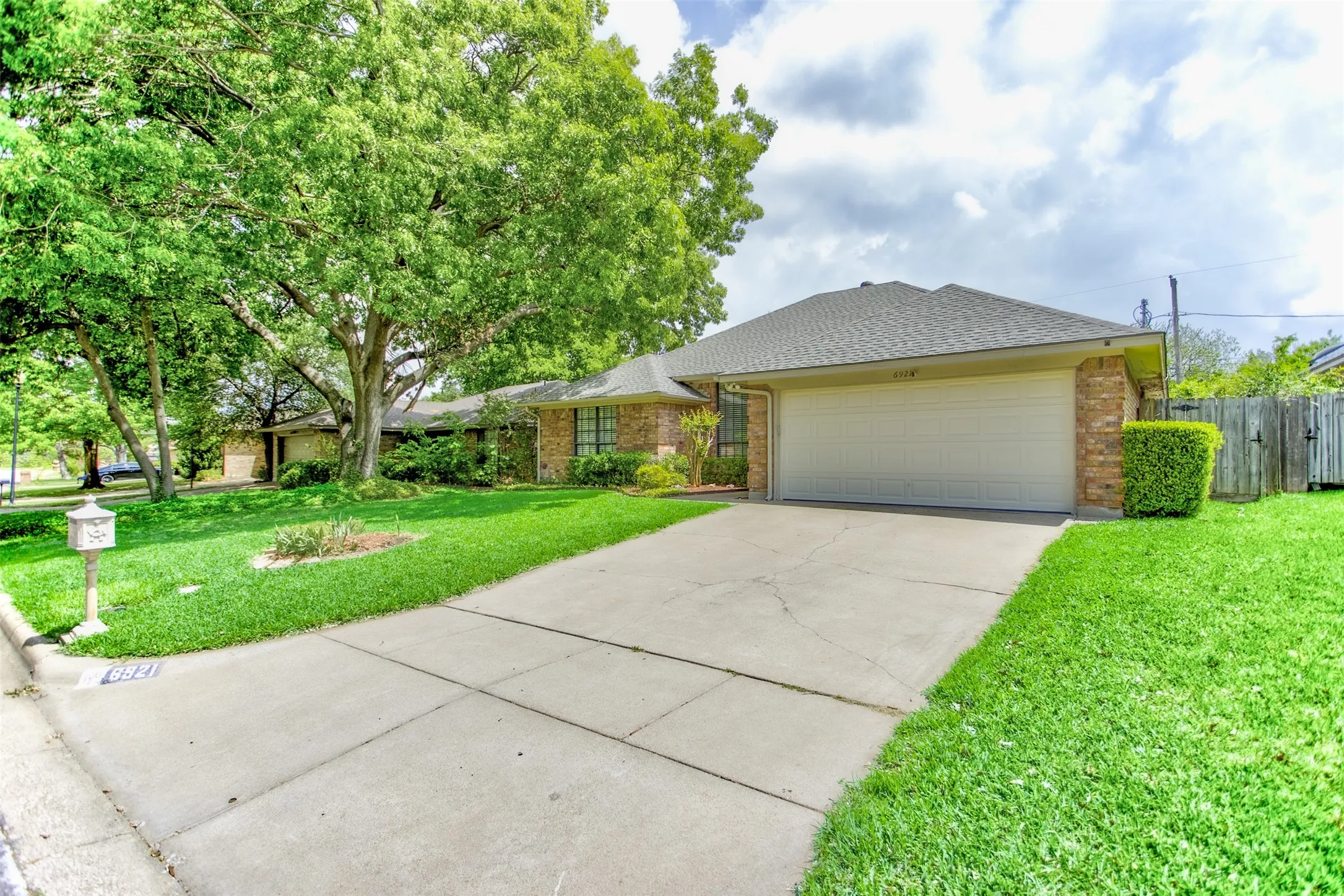 Single Family Residence For Sale in Tarrant County , 6921 Weatherwood Road, Fort Worth, Texas 76133, 3 Bedroom, 2 Bathroom, 2 Garage spaces, 1,830 Sqft, built in 1984, mls#21234830, Real Estate Agent in Fort Worth, Homes For Sale in Tarrant county, Homes For Sale in Fort Worth, Realtor in Fort Worth Texas, Real Estate Brokerage Independent Realty Texas, Luminita Cordes Realtor