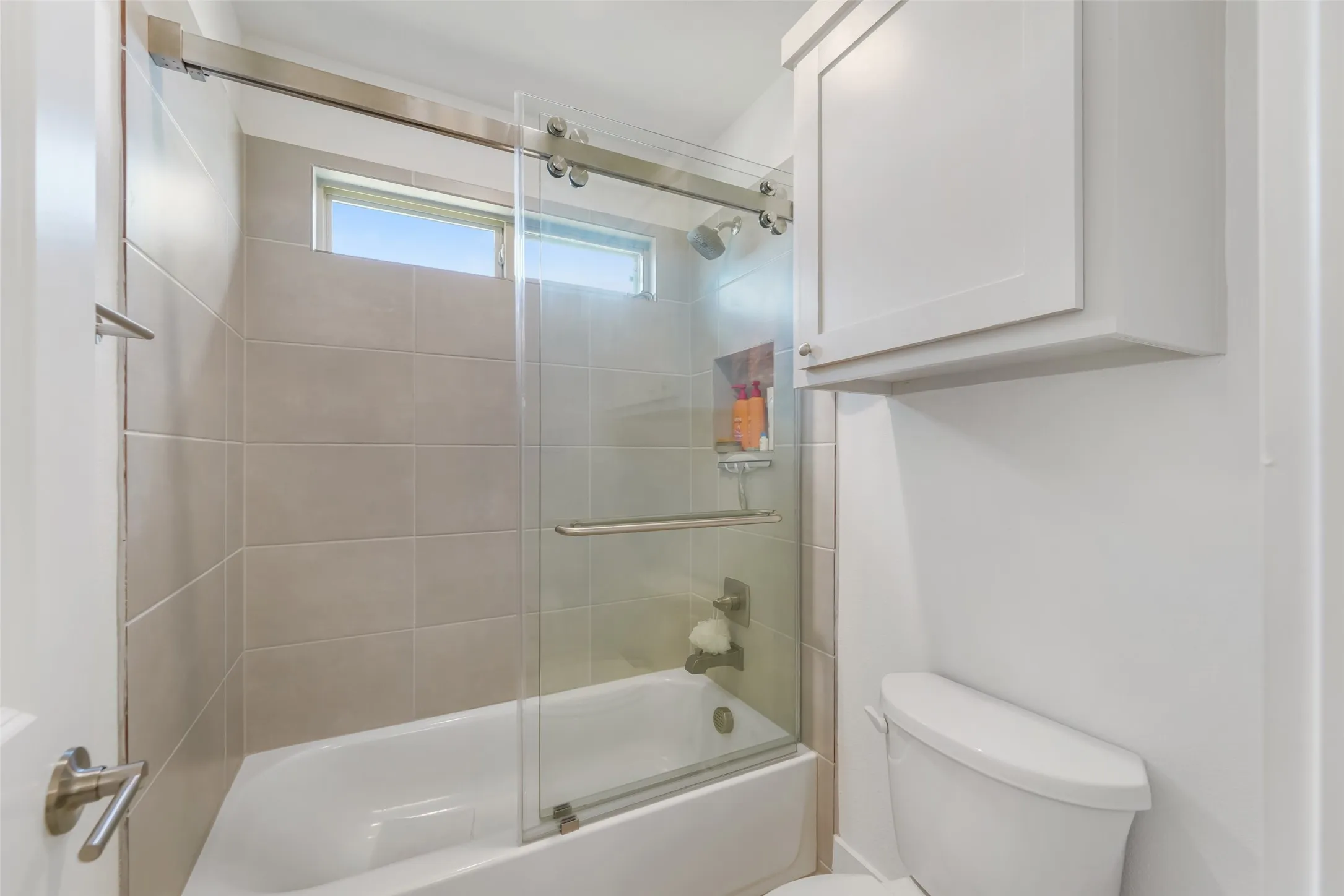Upstairs Guest Bath #1 with tub shower combo