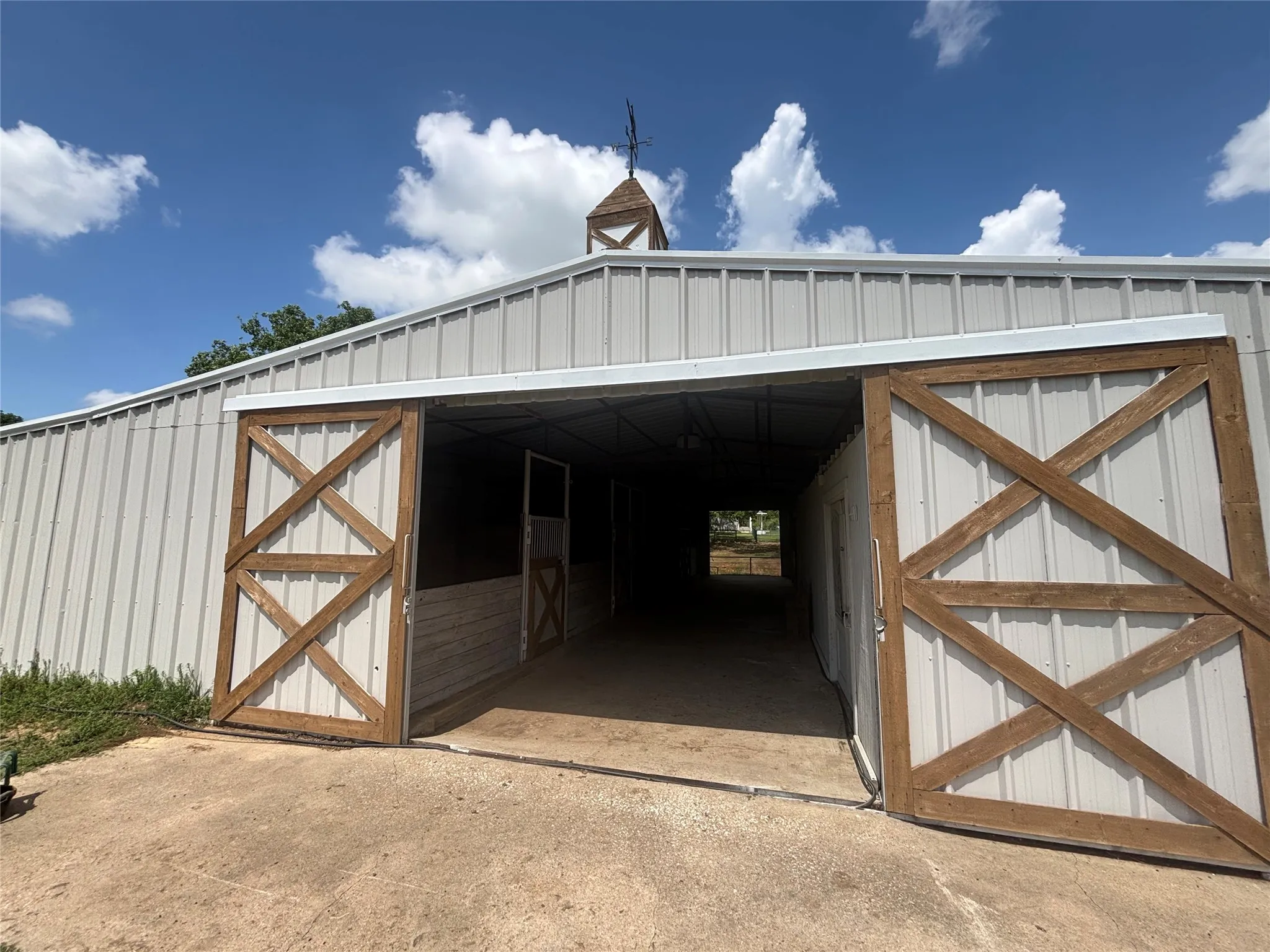Single Family Residence For Sale in Denton County , 660 Chinn Chapel Road, Copper Canyon, Texas 75077, 4 Bedroom, 3 Bathroom, 2 Garage spaces, 2,423 Sqft, built in 1961, mls#21233596, Real Estate Agent in Copper Canyon, Homes For Sale in Denton county, Homes For Sale in Copper Canyon, Realtor in Copper Canyon Texas, Real Estate Brokerage Independent Realty Texas, Luminita Cordes Realtor