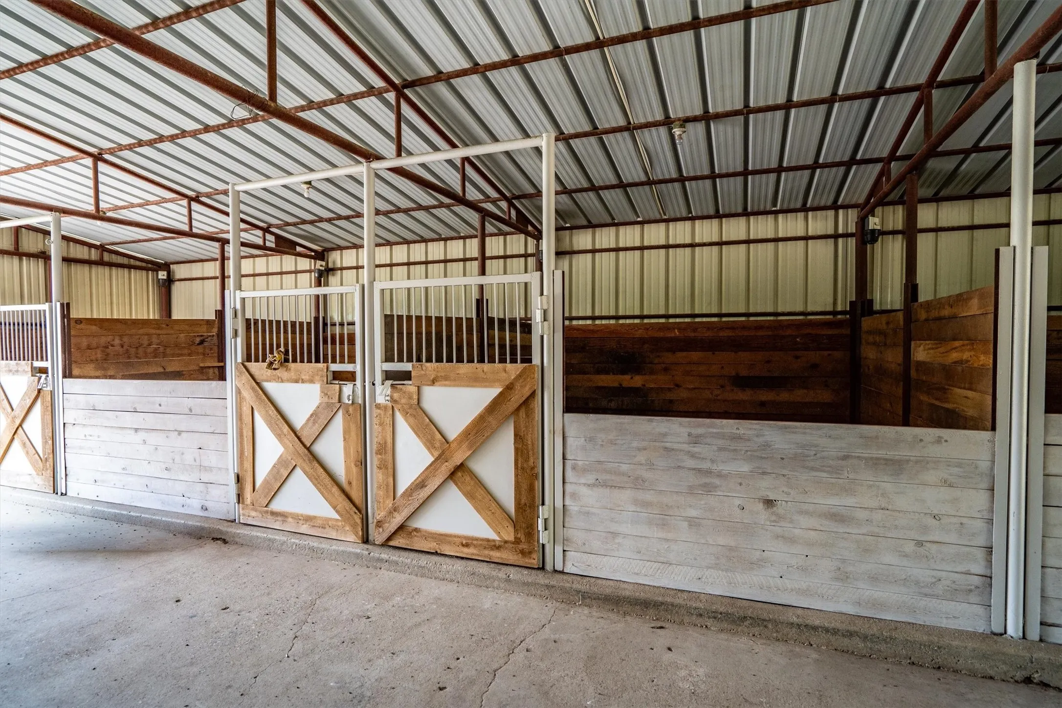 Single Family Residence For Sale in Denton County , 660 Chinn Chapel Road, Copper Canyon, Texas 75077, 4 Bedroom, 3 Bathroom, 2 Garage spaces, 2,423 Sqft, built in 1961, mls#21233596, Real Estate Agent in Copper Canyon, Homes For Sale in Denton county, Homes For Sale in Copper Canyon, Realtor in Copper Canyon Texas, Real Estate Brokerage Independent Realty Texas, Luminita Cordes Realtor