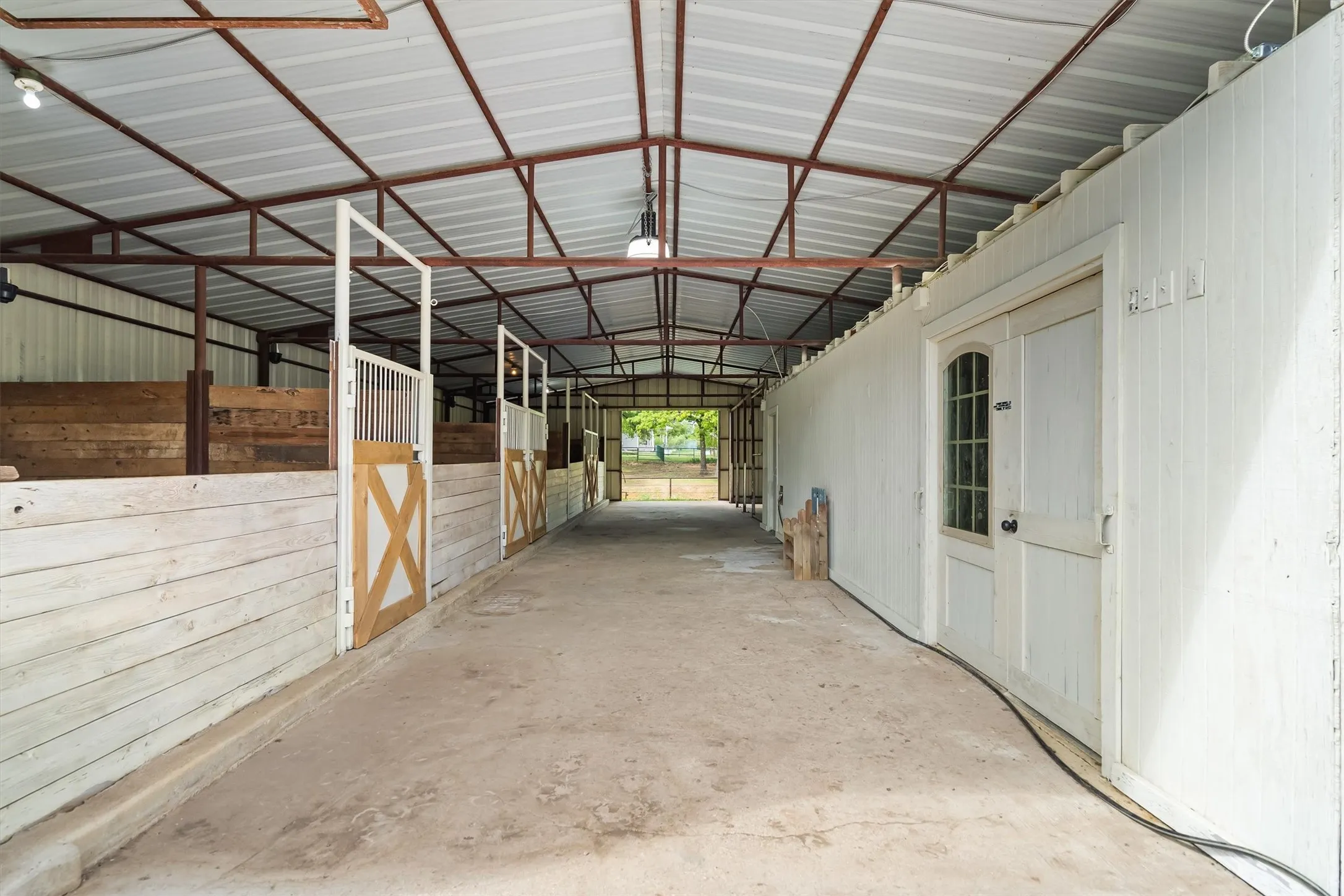 Single Family Residence For Sale in Denton County , 660 Chinn Chapel Road, Copper Canyon, Texas 75077, 4 Bedroom, 3 Bathroom, 2 Garage spaces, 2,423 Sqft, built in 1961, mls#21233596, Real Estate Agent in Copper Canyon, Homes For Sale in Denton county, Homes For Sale in Copper Canyon, Realtor in Copper Canyon Texas, Real Estate Brokerage Independent Realty Texas, Luminita Cordes Realtor