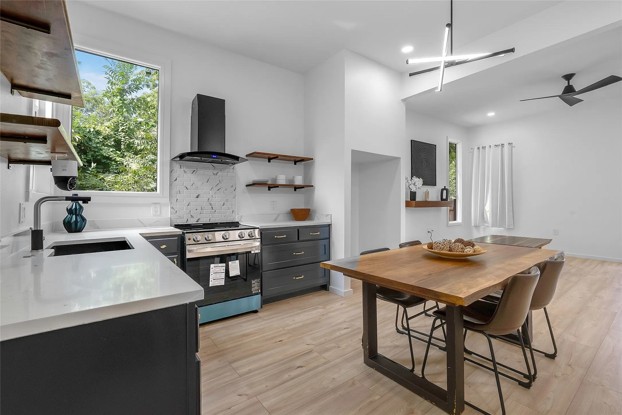 Single Family Residence For Sale in Dallas County , 3608 Metropolitan Avenue, Dallas, Texas 75210, 4 Bedroom, 3 Bathroom, Garage spaces, 1,432 Sqft, built in 1936, Preowned, mls#21233451, Real Estate Agent in Dallas, Homes For Sale in Dallas county, Homes For Sale in Dallas, Realtor in Dallas Texas, Real Estate Brokerage Independent Realty Texas, Luminita Cordes Realtor